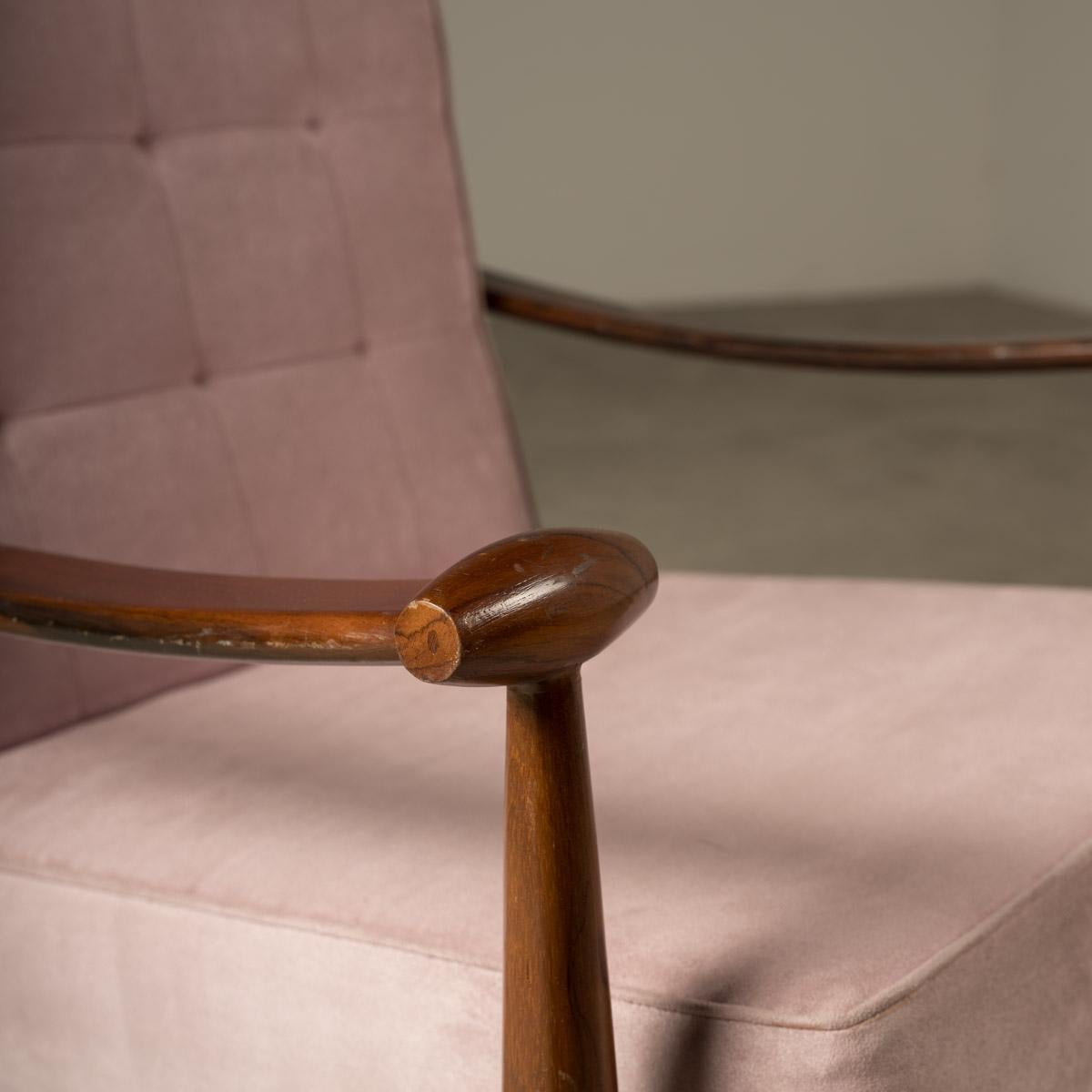Pair of Lounge Chairs with Curved Armrest, Liceu de Artes, Brazilian Mid-Century In Excellent Condition For Sale In Sao Paulo, SP