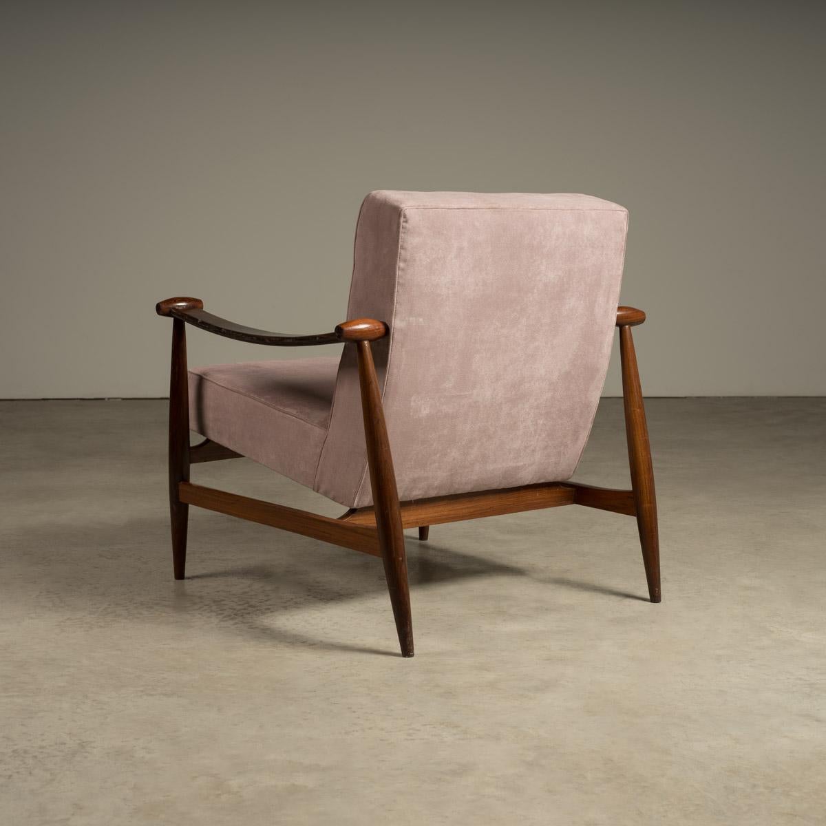 20th Century Pair of Lounge Chairs with Curved Armrest, Liceu de Artes, Brazilian Mid-Century For Sale