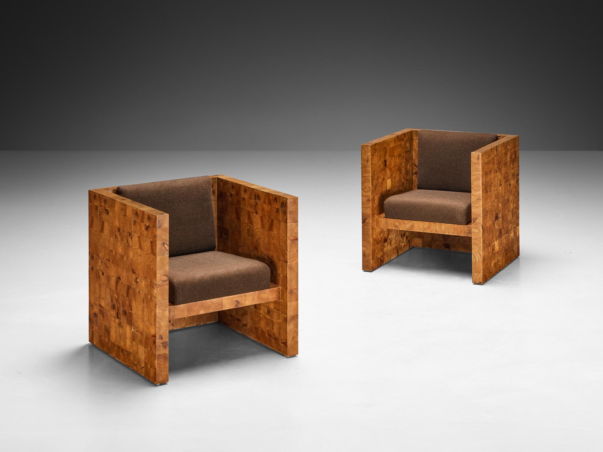 Pair of lounge chairs, pine, fabric, Europe, 1980s

A distinctive ensemble of armchairs that exude sturdiness, characterized by its robust and substantial silhouette with distinct sharply-angled contours. The chair is crafted using the end-grain