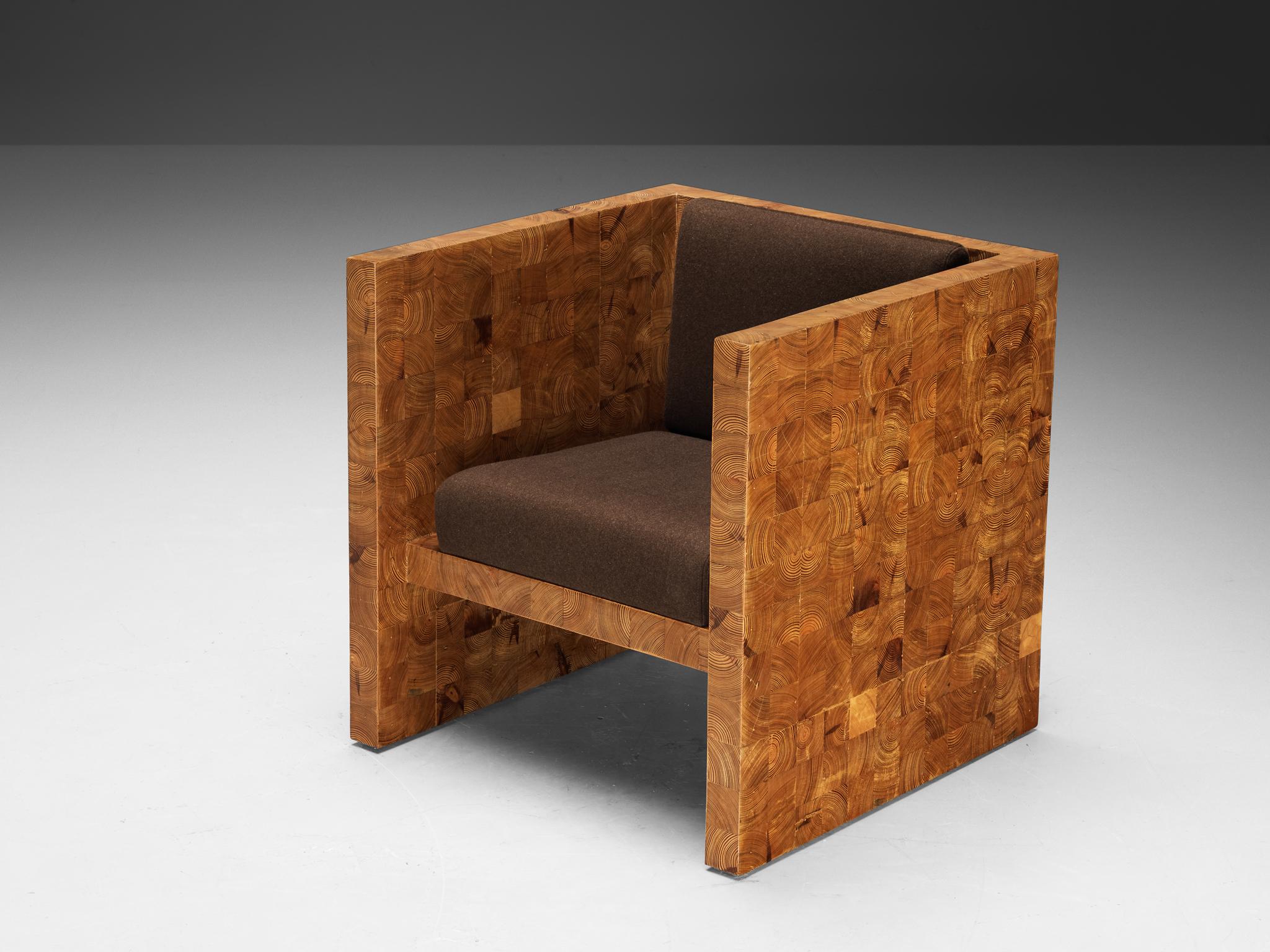 European Pair of Lounge Chairs with End-Grain Wooden Frames in Pine For Sale