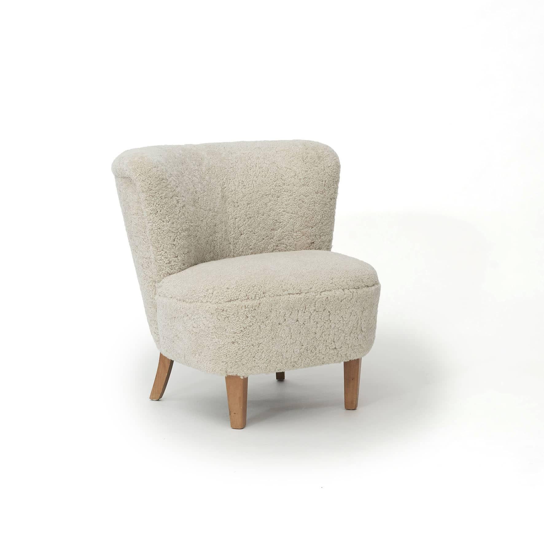 By lounge chairs. Danish design and cabinetmaker, 1940-1950.
Newly upholstered in lambskin in very fine quality.
Grate seating comfort.
Sold as a pair for € 11.050.
 