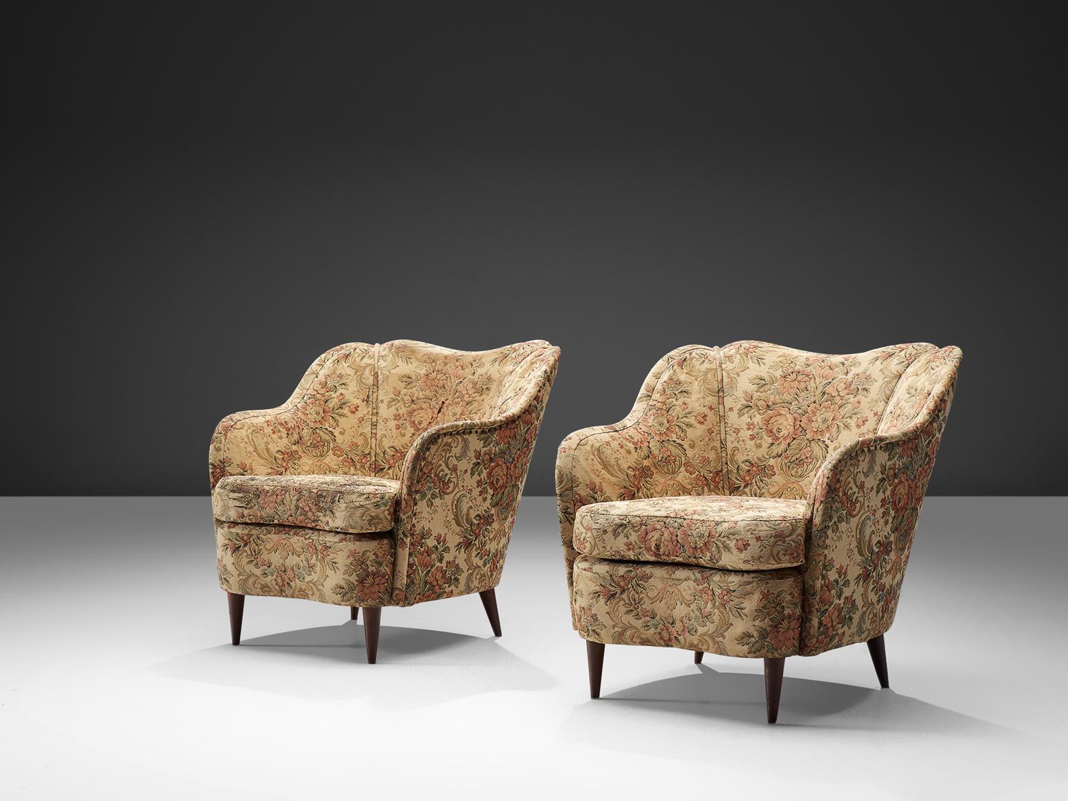 In the style of Gio Ponti, set of two lounge chairs, wood and floral fabric, Italy, 1940s.

Elegant and feminine easy chairs designed in the style of Gio Ponti with original upholstery. This chairs feature curved backrests. The tapered wooden legs