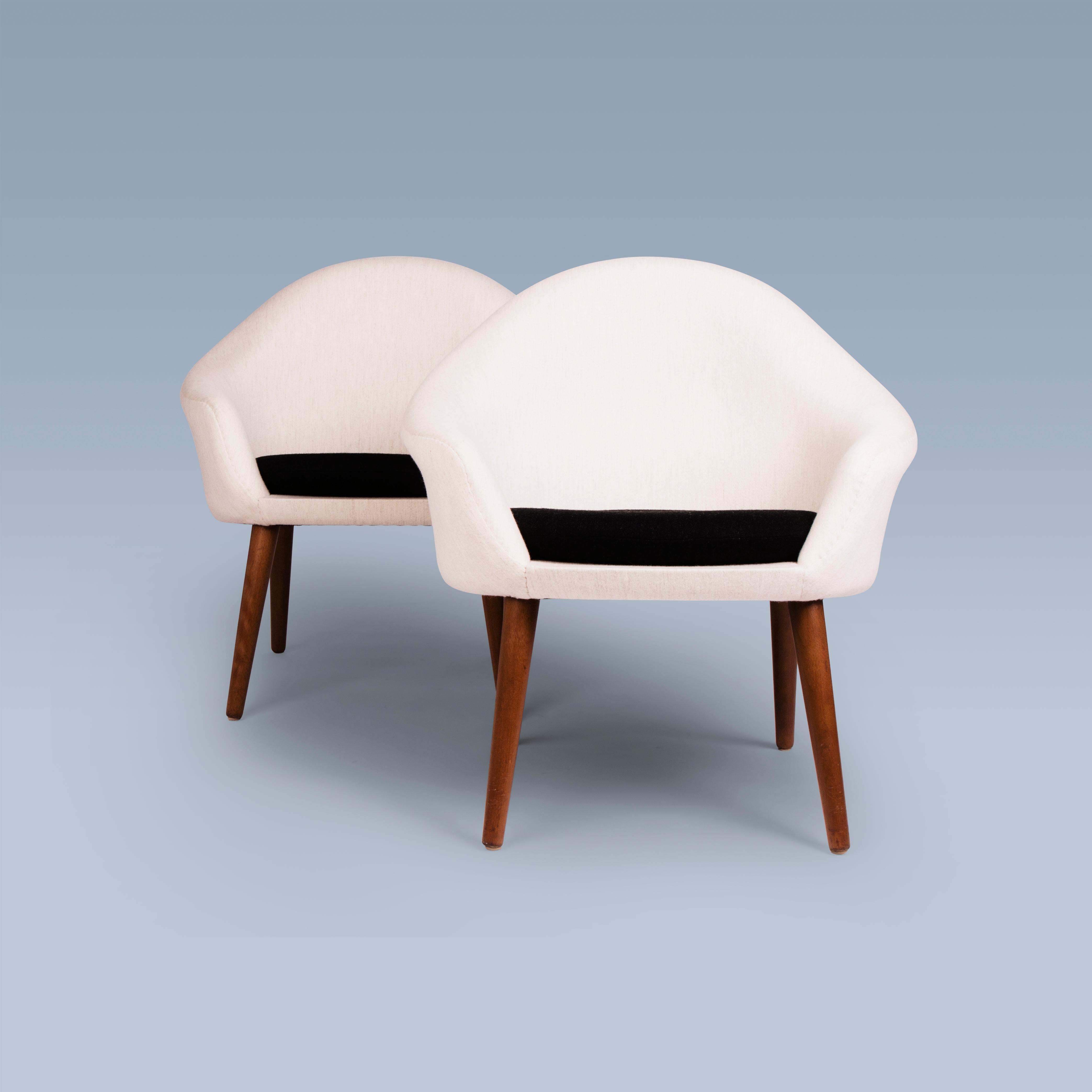 Curvy Dänisches modernes schwarz-weißes Paar Loungesessel mit Sitzkissen (Skandinavische Moderne) im Angebot
