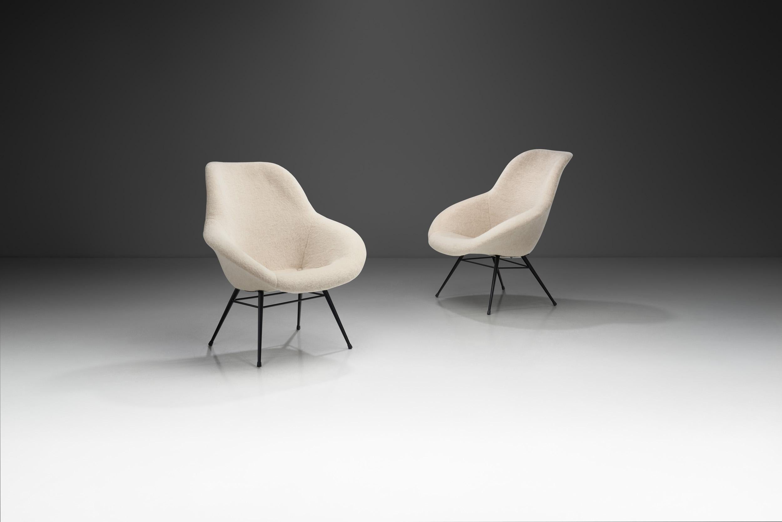 These lounge chairs exude quality and personality from all angles. The model is functional, simple at its core, well-crafted, and free of unnecessary ornamentation.

This pair offers a comforting sense of cosiness that is derived from the organic
