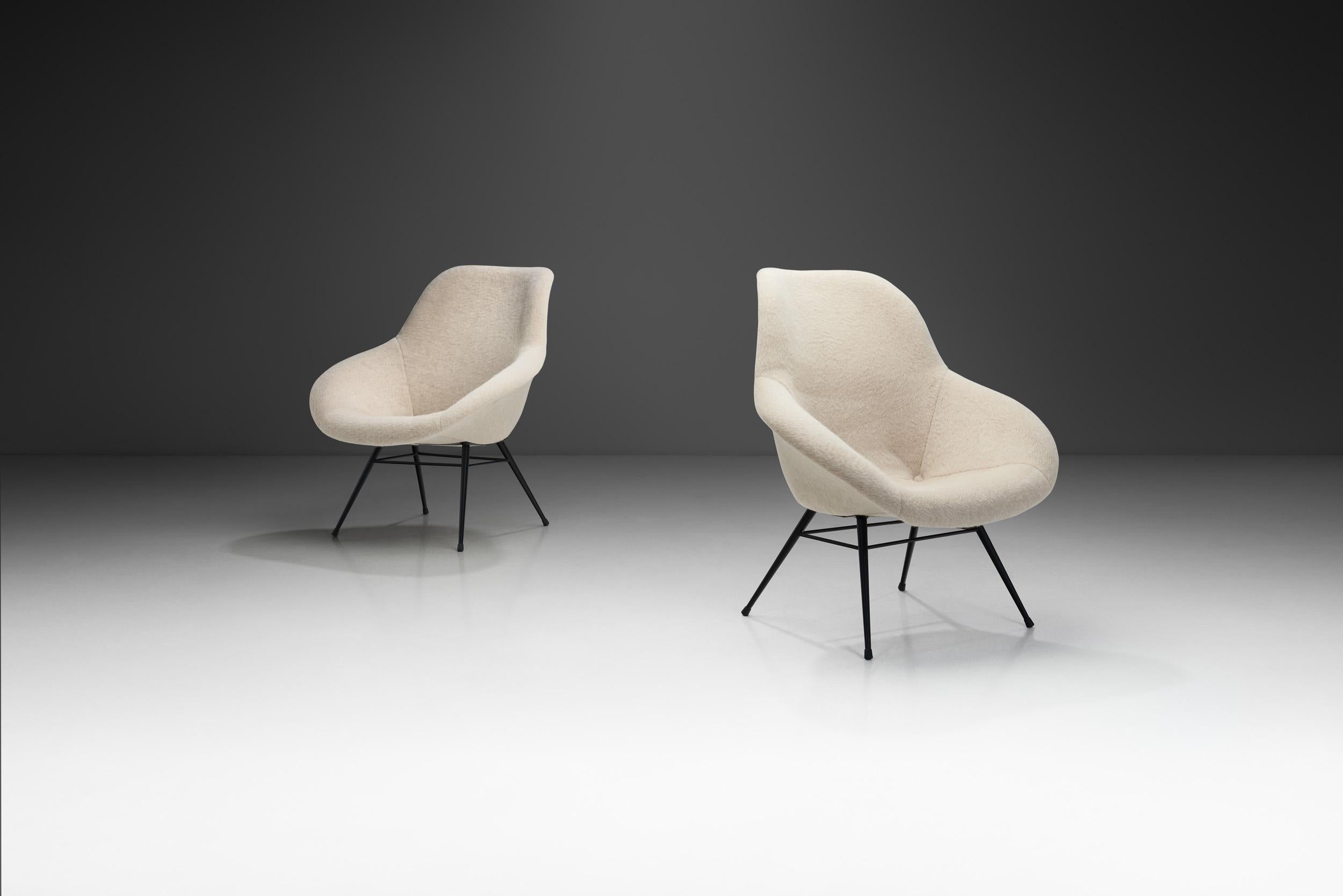 Mid-Century Modern Pair of Lounge Chairs with Tubular Metal Legs, Europe ca 1960s For Sale