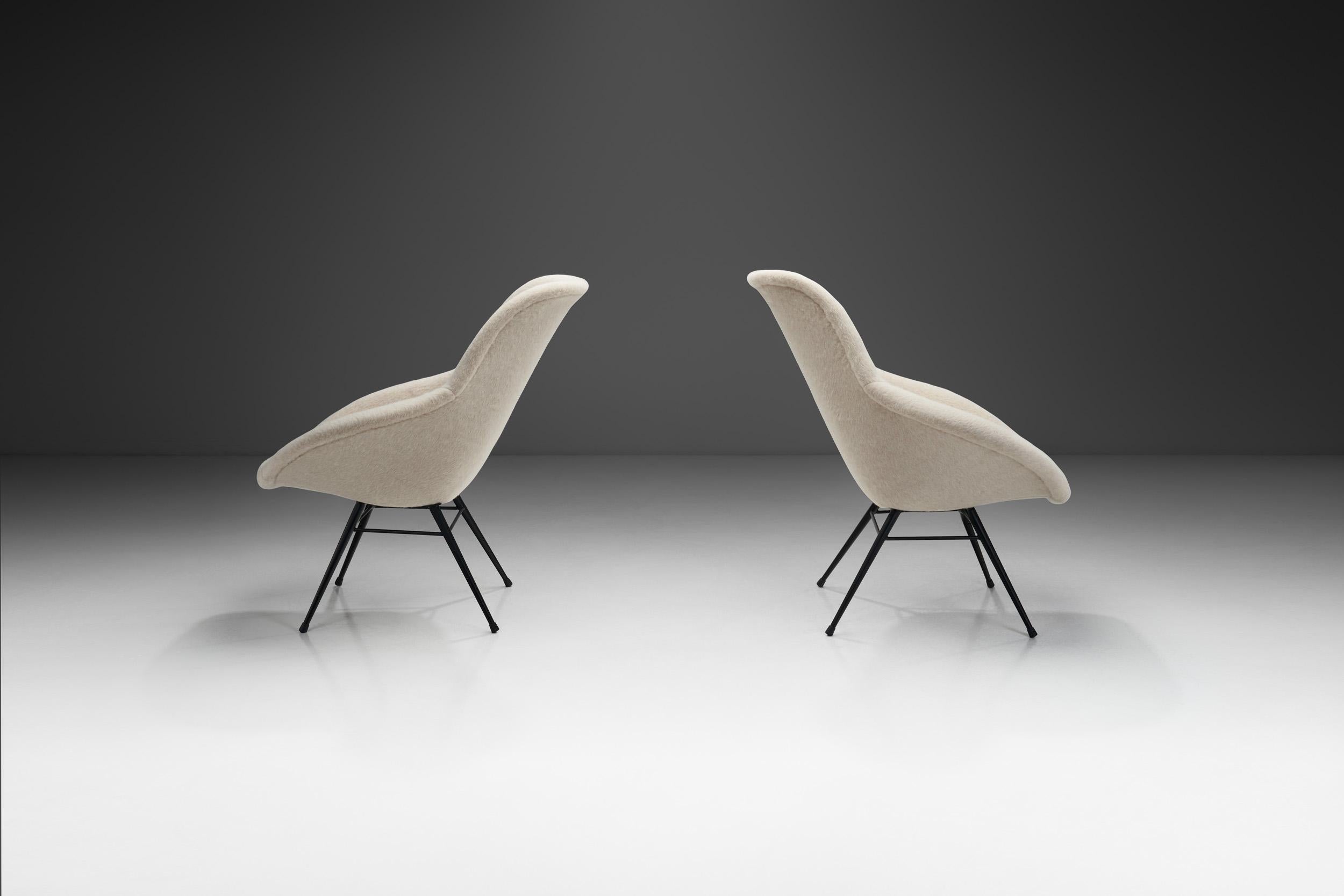 Pair of Lounge Chairs with Tubular Metal Legs, Europe ca 1960s In Good Condition For Sale In Utrecht, NL