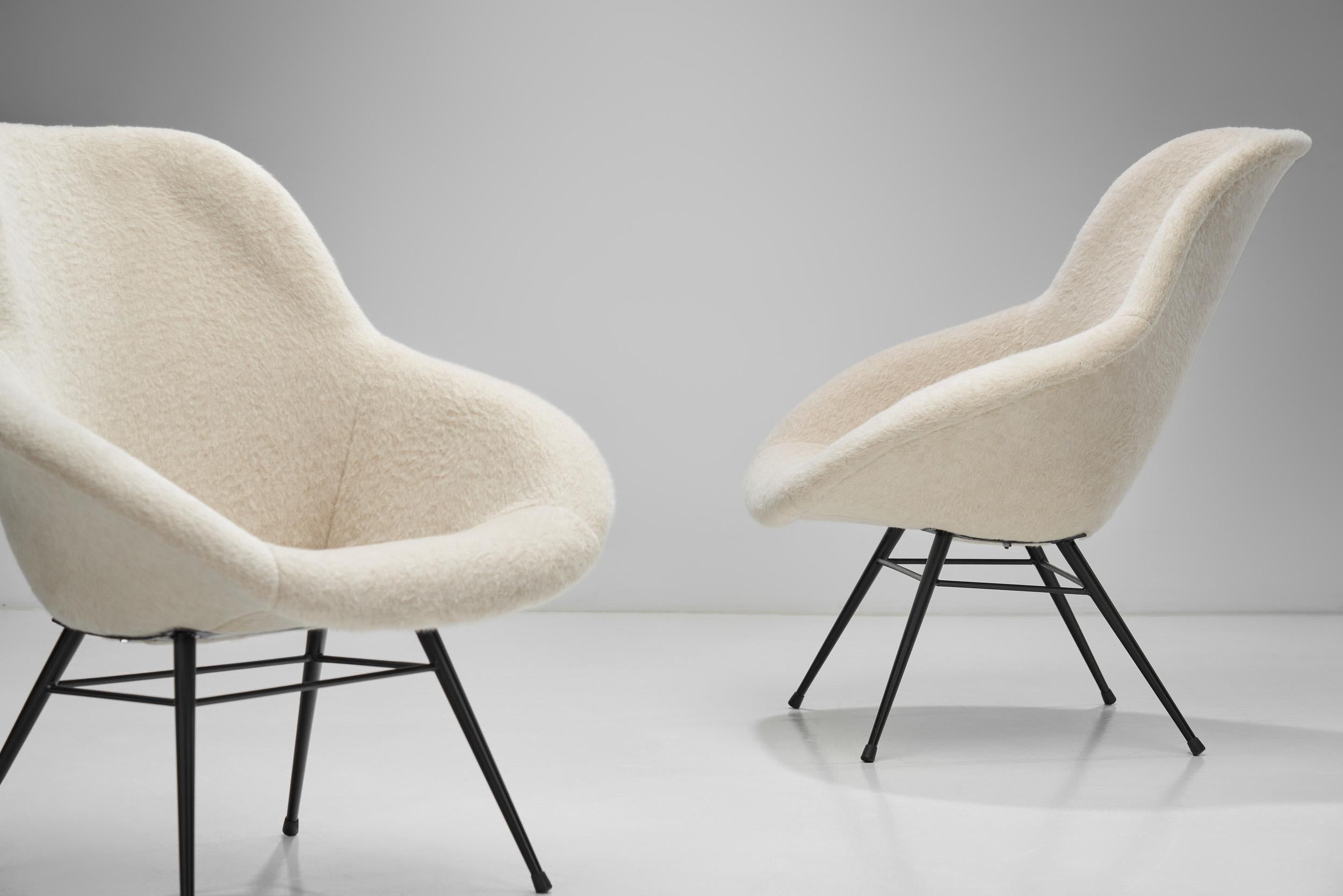 Mid-20th Century Pair of Lounge Chairs with Tubular Metal Legs, Europe ca 1960s For Sale