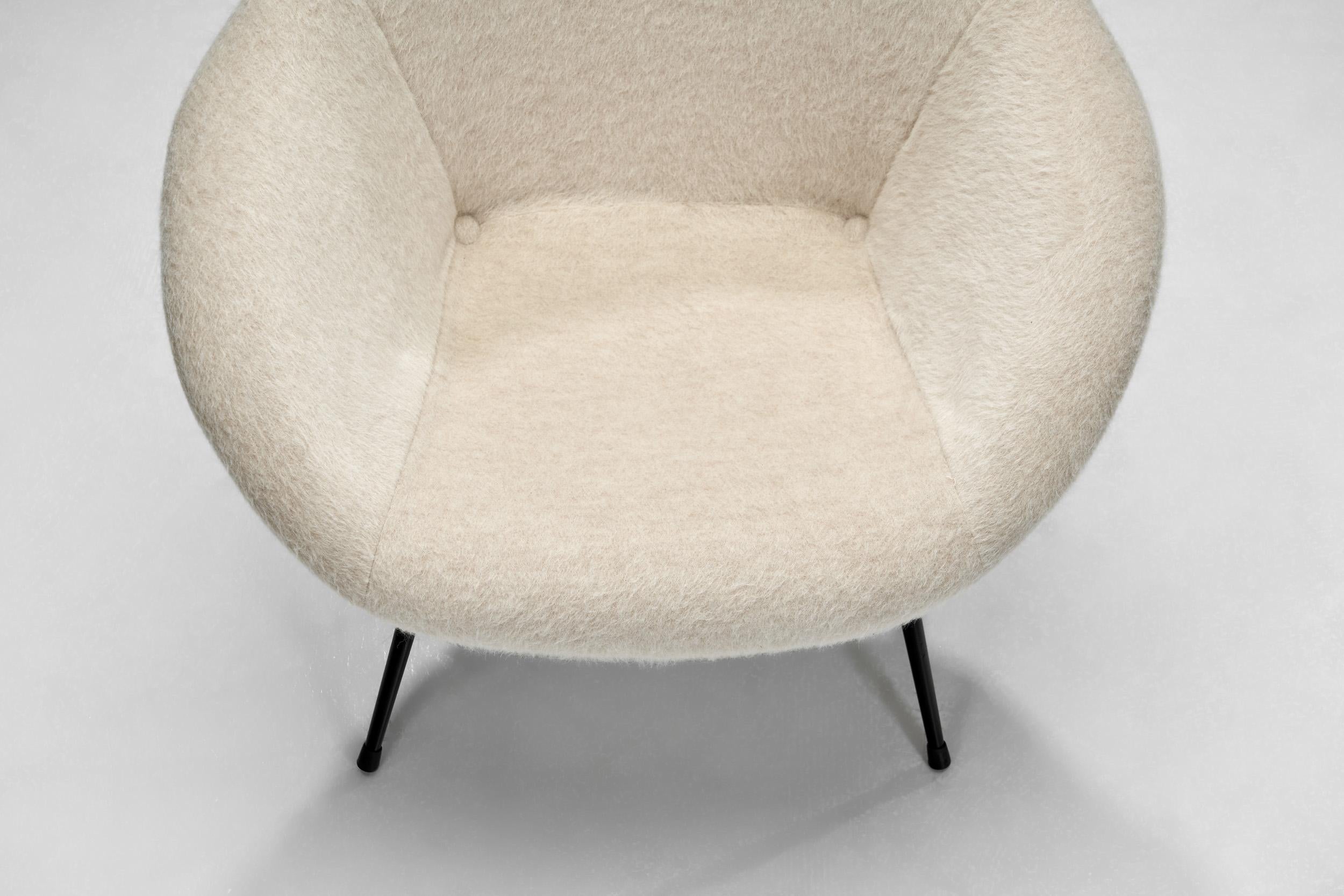 Pair of Lounge Chairs with Tubular Metal Legs, Europe ca 1960s For Sale 2