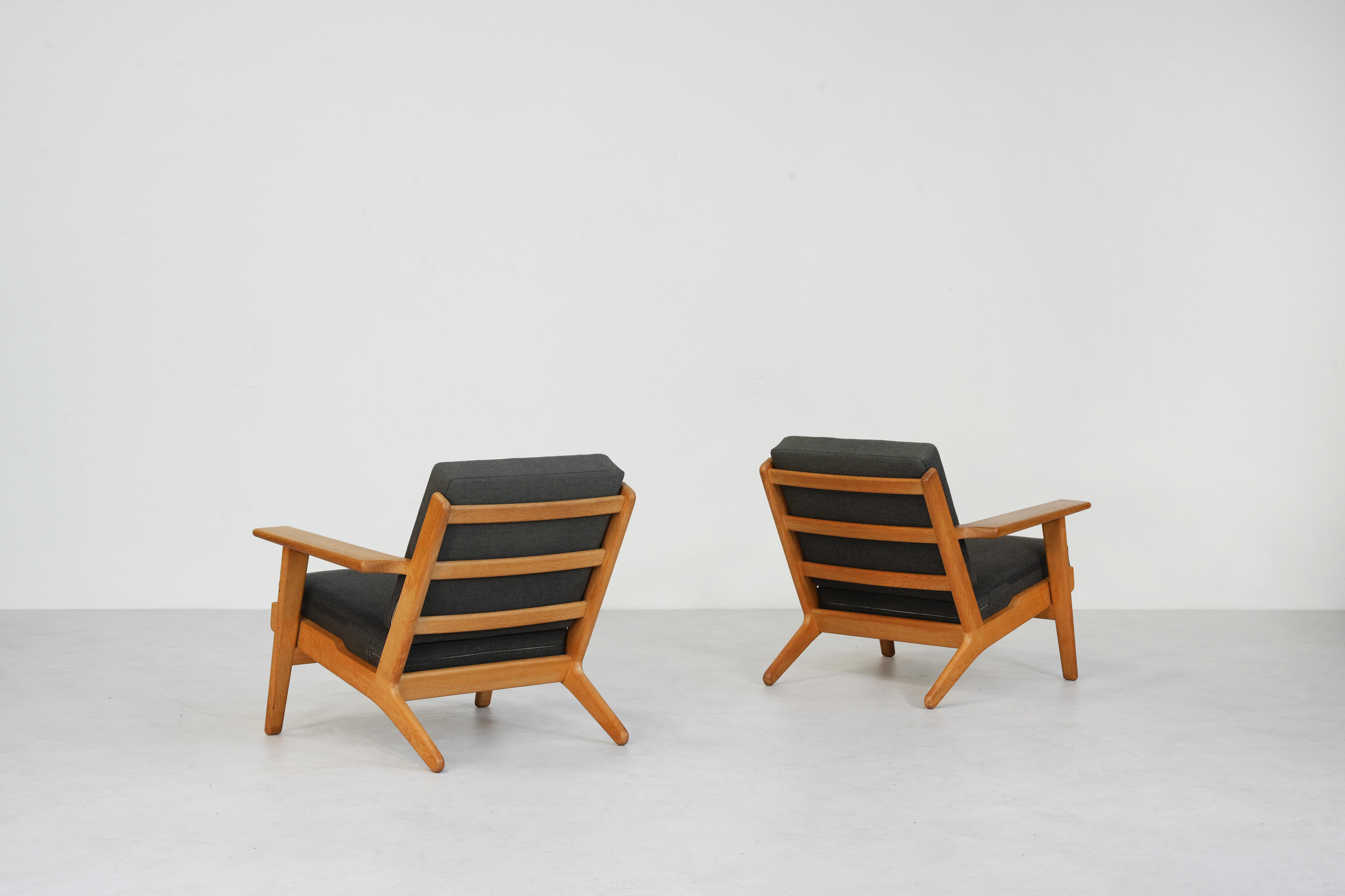 Danois Paire de chaises longues Easy Chairs de Hans J. Wegner pour Getama GE 290 chêne, Danemark 190 en vente