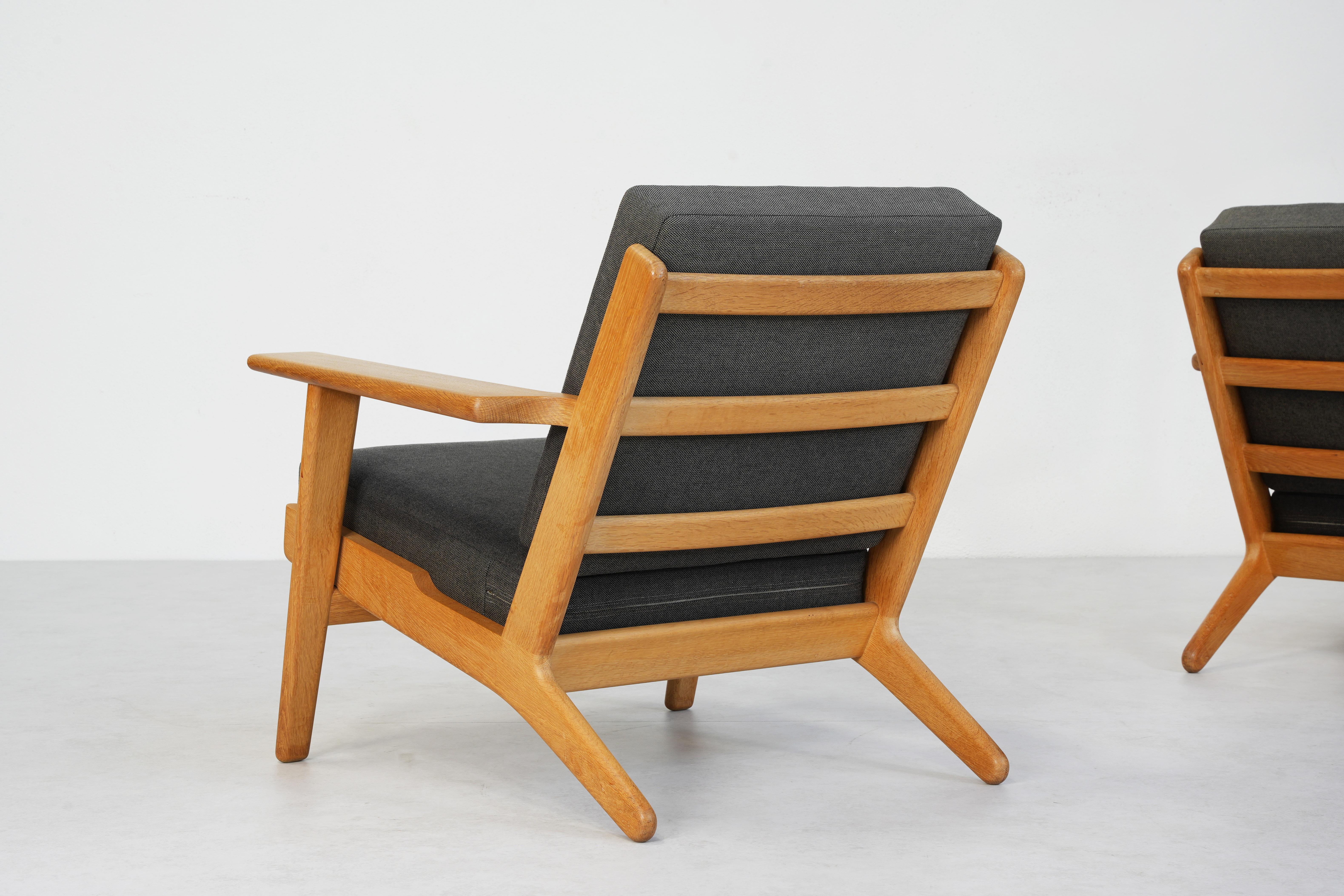 Coppia di poltrone lounge di Hans J. Wegner per Getama GE 290 in quercia, Danimarca 190 In condizioni ottime in vendita a Berlin, DE