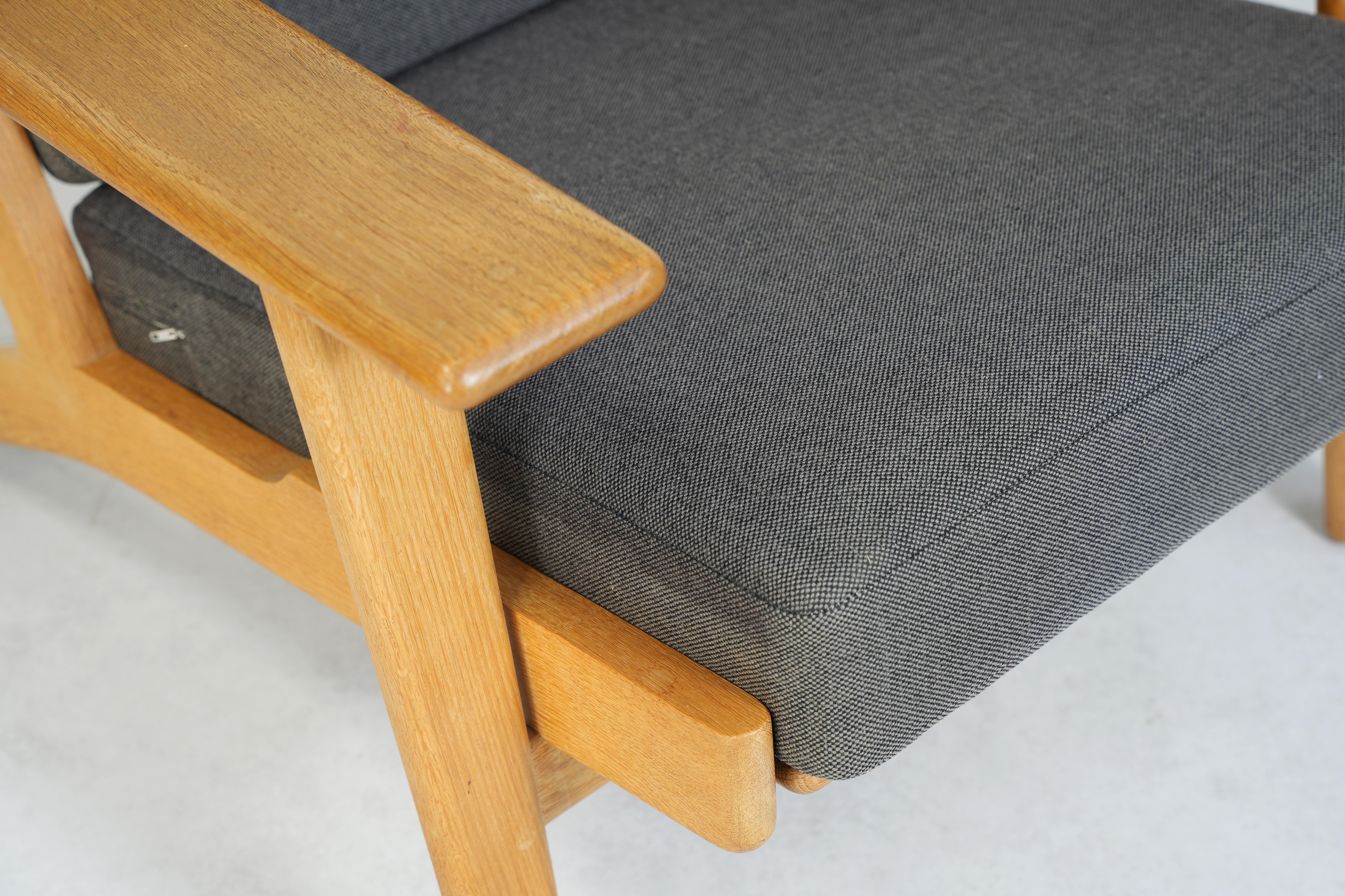 Oak Pair of Lounge Easy Chairs by Hans J. Wegner for Getama GE 290 oak, Denmark 190 For Sale