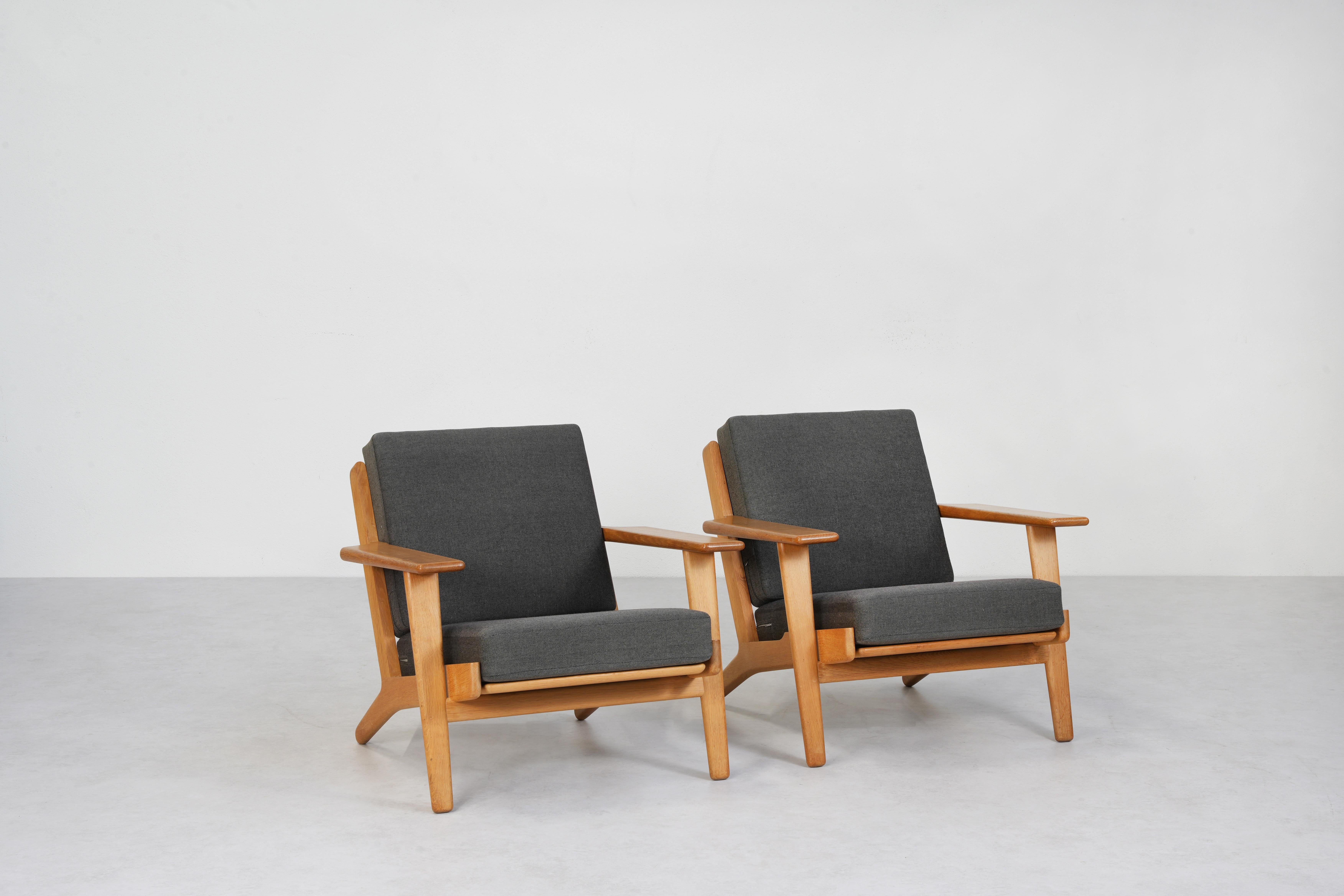 Pair of Lounge Easy Chairs by Hans J. Wegner for Getama GE 290 oak, Denmark 190 For Sale 1