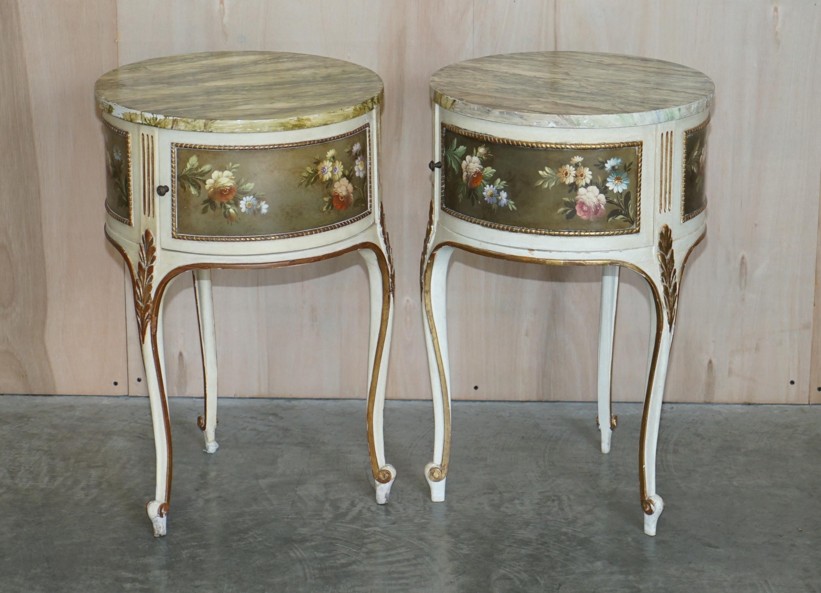 Nous sommes ravis d'offrir à la vente cette paire de tables d'appoint florales de style Louis XVI.

Une paire de tables bien faites et décoratives, elles sont aussi fines qu'une maison de campagne française, chaque table a un dessus marbré qui est