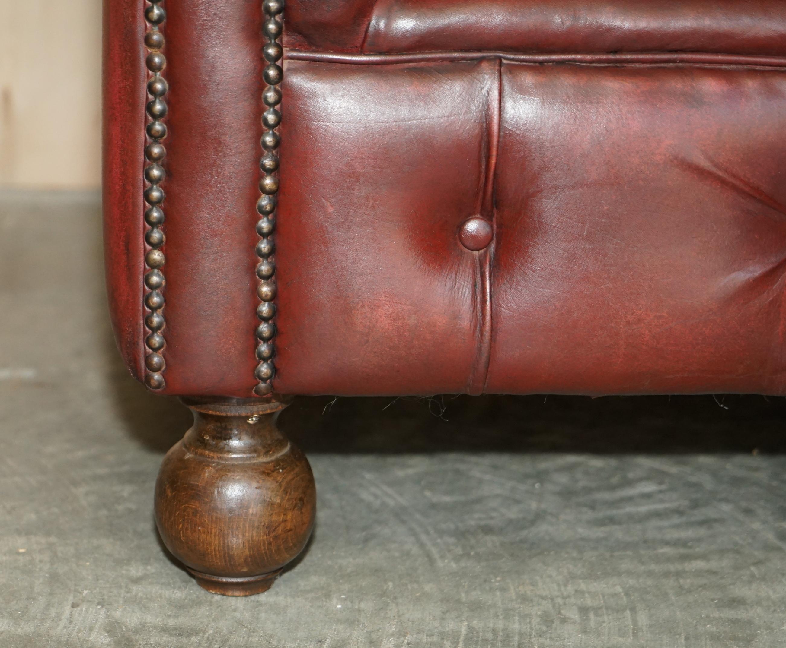 PAIR OF LOVELY ANTIQUE OXBLOOD LEATHER CHESTERFIELD GENTLEMAN'S CLUB ARMCHAiRS For Sale 3