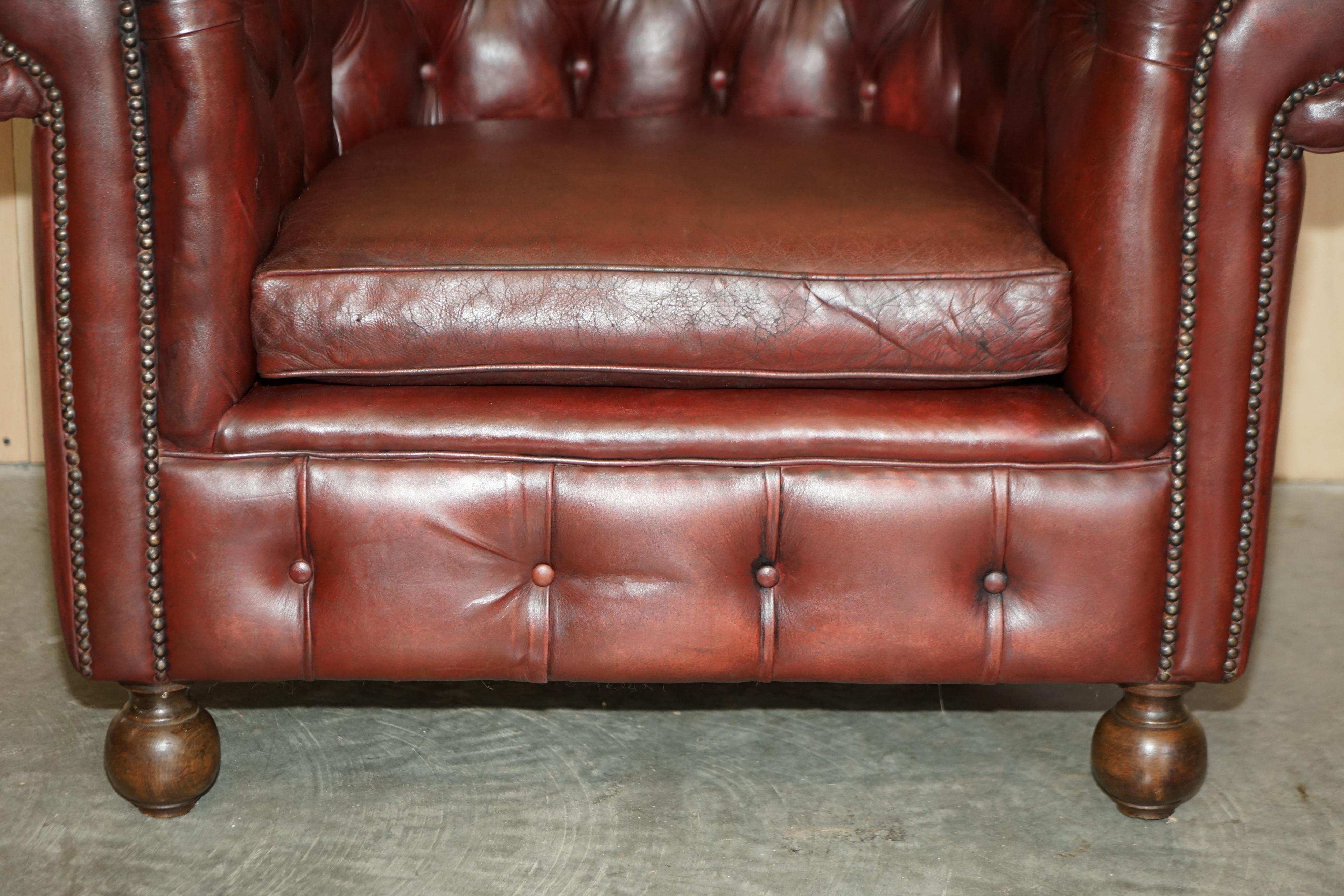 PAIR OF LOVELY ANTIQUE OXBLOOD LEATHER CHESTERFIELD GENTLEMAN'S CLUB ARMCHAiRS For Sale 5