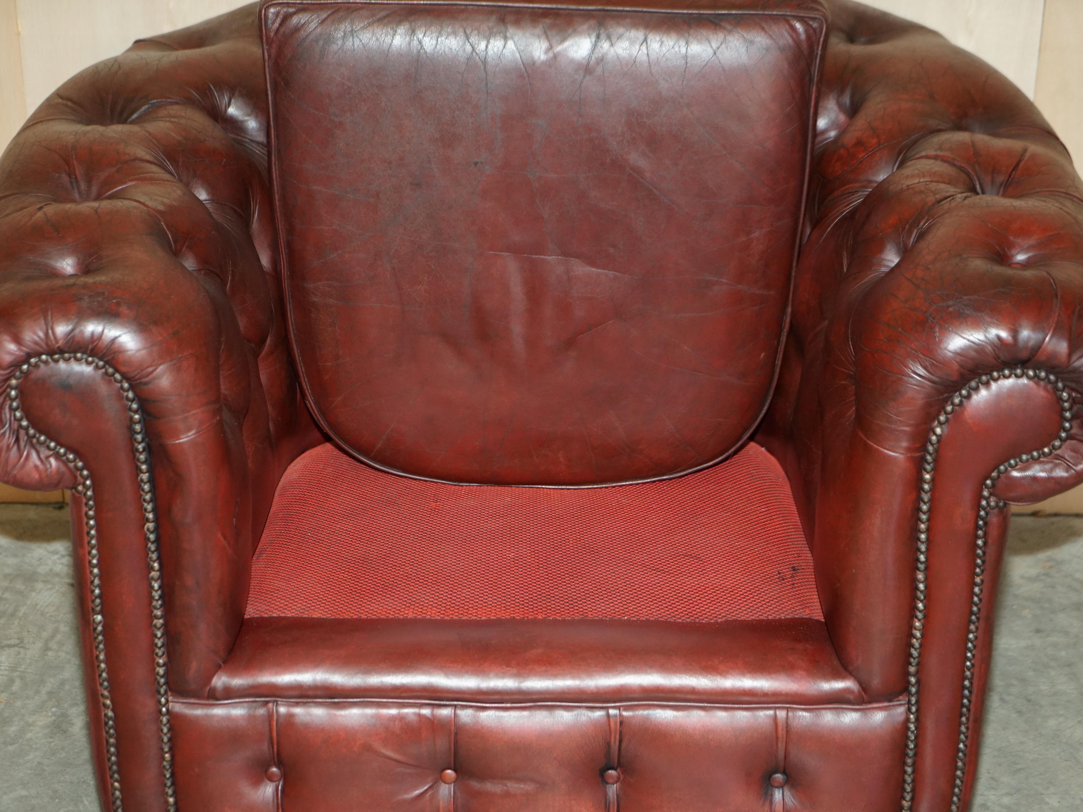 PAIR OF LOVELY ANTIQUE OXBLOOD LEATHER CHESTERFIELD GENTLEMAN'S CLUB ARMCHAiRS For Sale 6