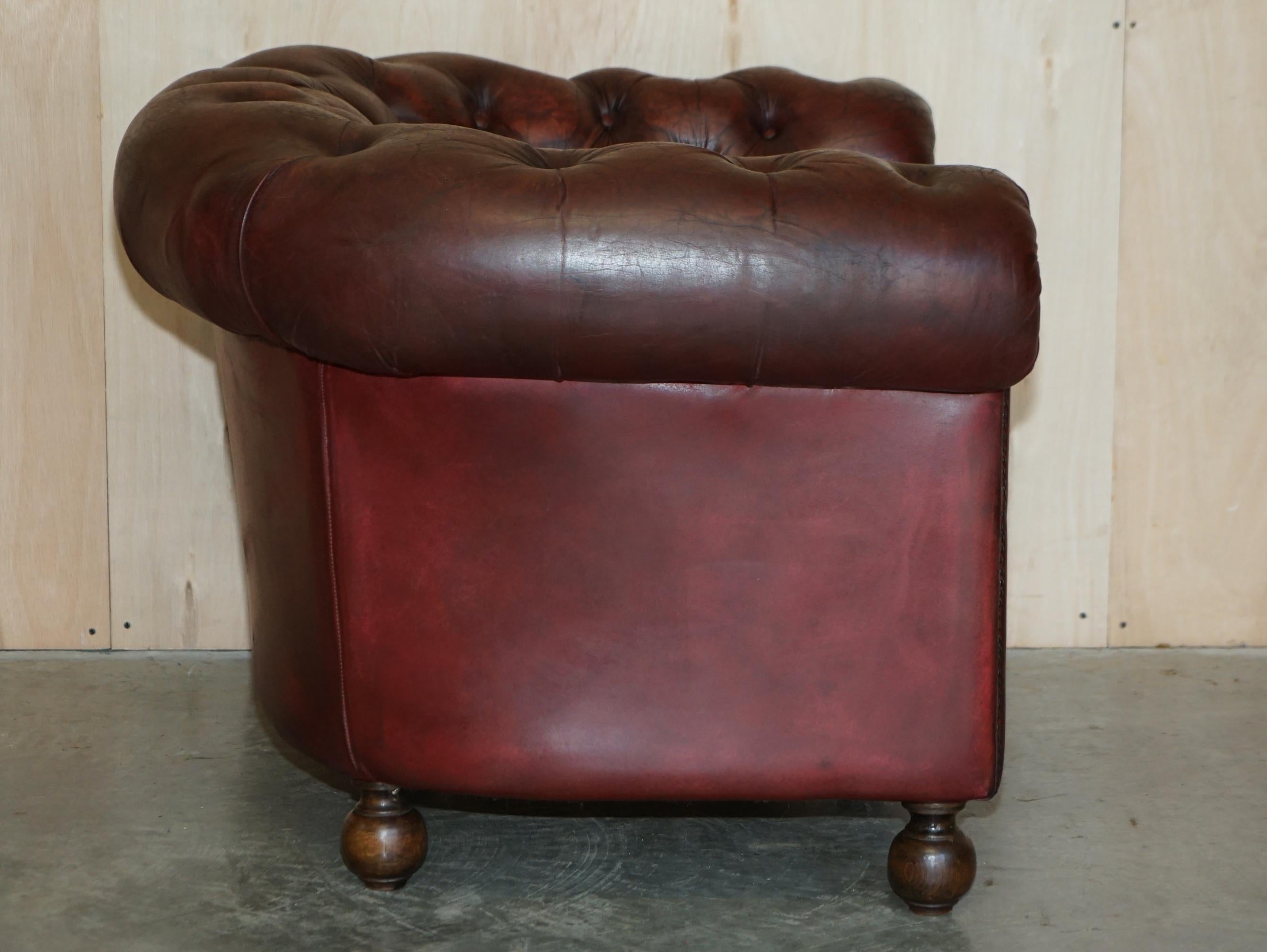 PAIR OF LOVELY ANTIQUE OXBLOOD LEATHER CHESTERFIELD GENTLEMAN'S CLUB ARMCHAiRS For Sale 7