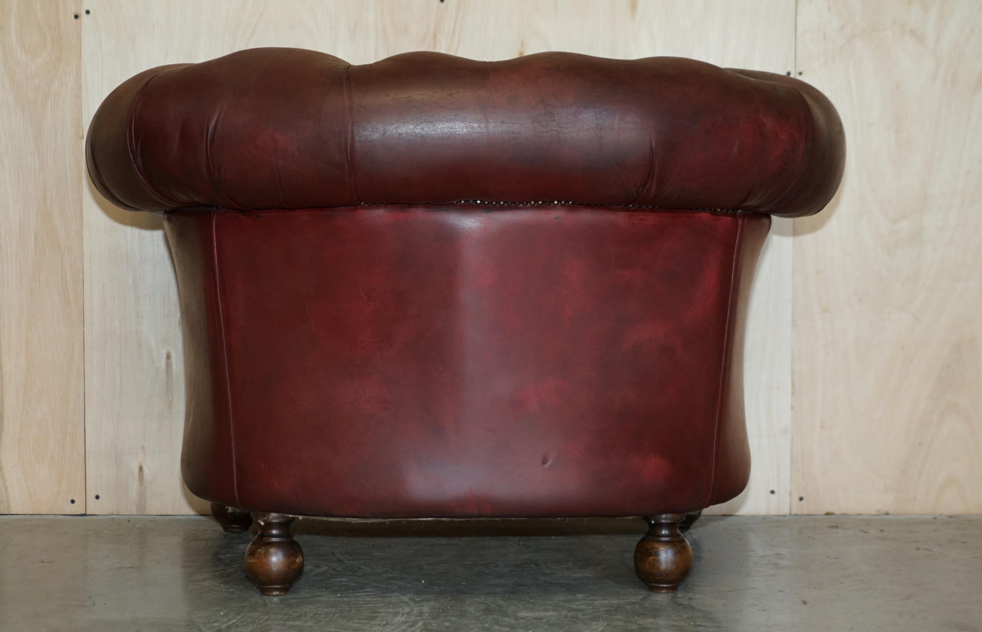 PAIR OF LOVELY ANTIQUE OXBLOOD LEATHER CHESTERFIELD GENTLEMAN'S CLUB ARMCHAiRS For Sale 8