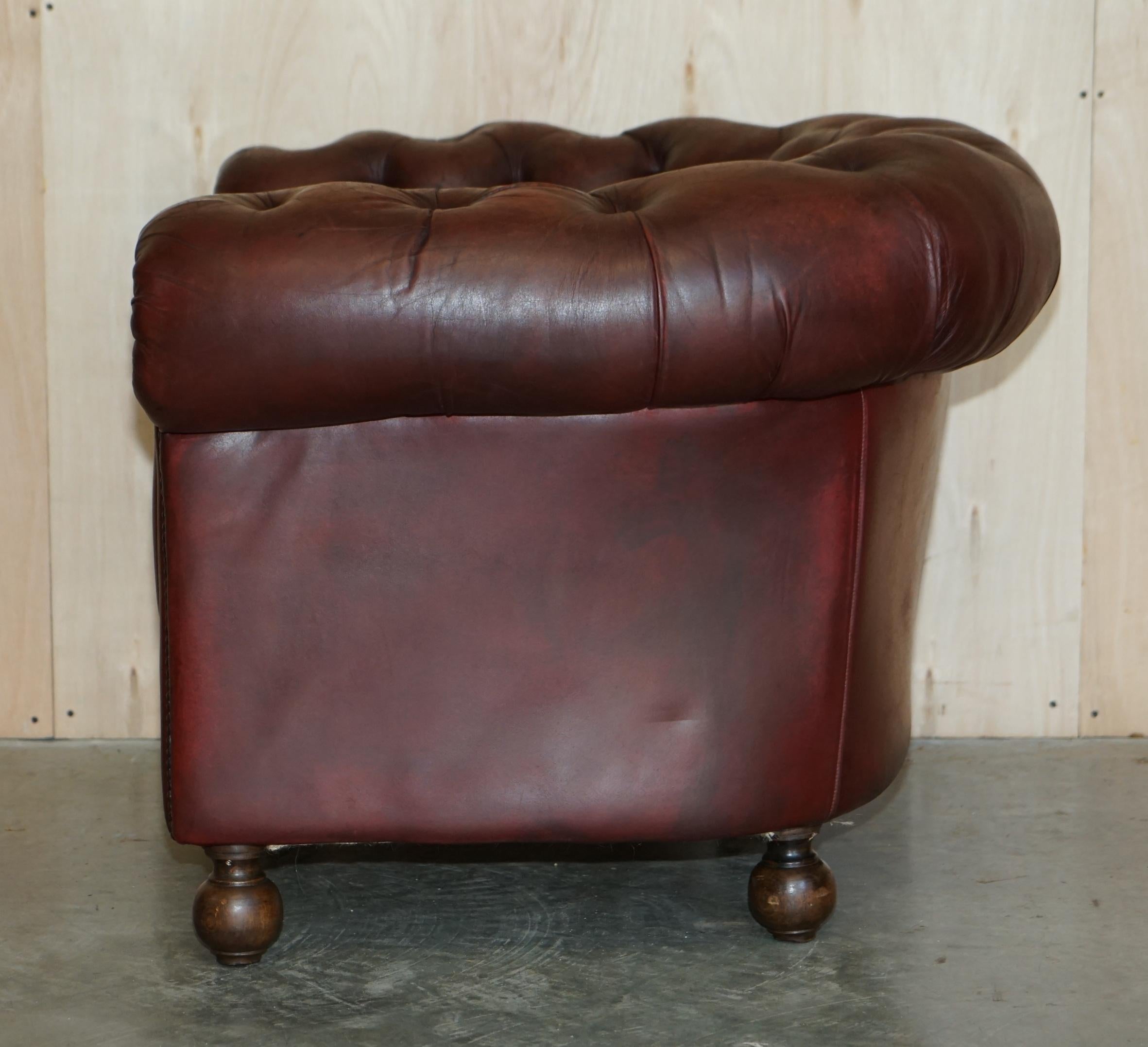 PAIR OF LOVELY ANTIQUE OXBLOOD LEATHER CHESTERFIELD GENTLEMAN'S CLUB ARMCHAiRS For Sale 9