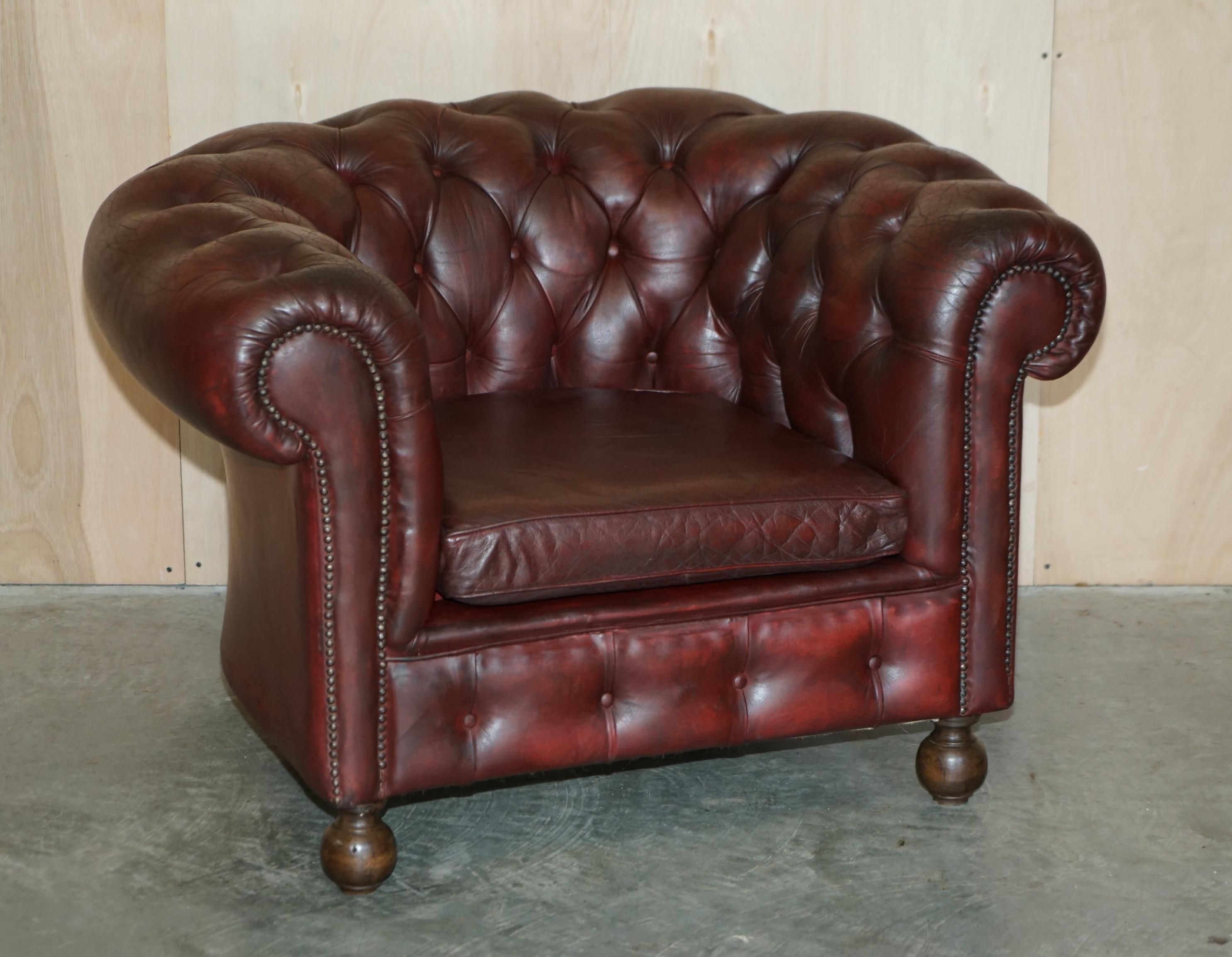PAIR OF LOVELY ANTIQUE OXBLOOD LEATHER CHESTERFIELD GENTLEMAN'S CLUB ARMCHAiRS For Sale 10