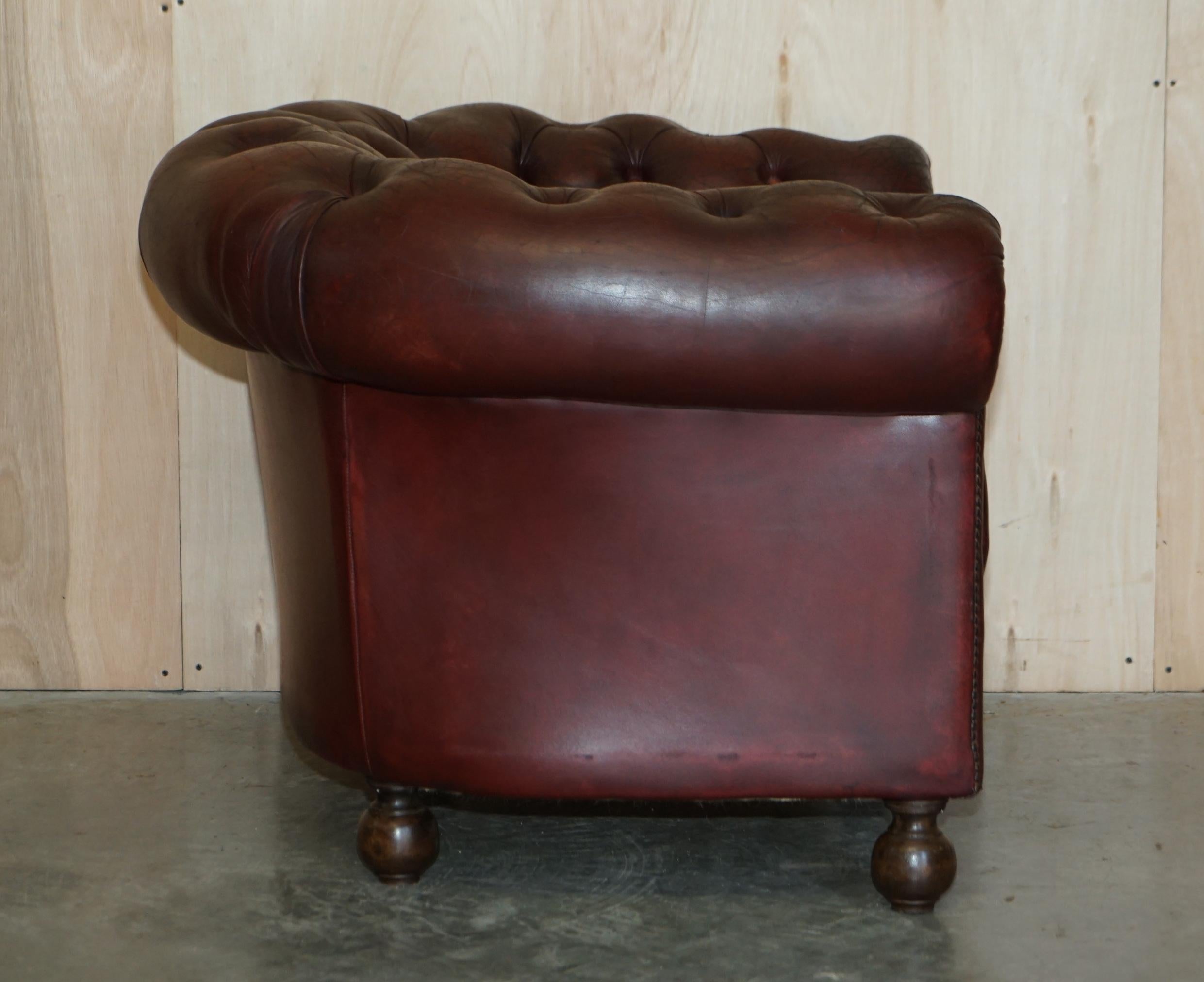 PAIR OF LOVELY ANTIQUE OXBLOOD LEATHER CHESTERFIELD GENTLEMAN'S CLUB ARMCHAiRS For Sale 11