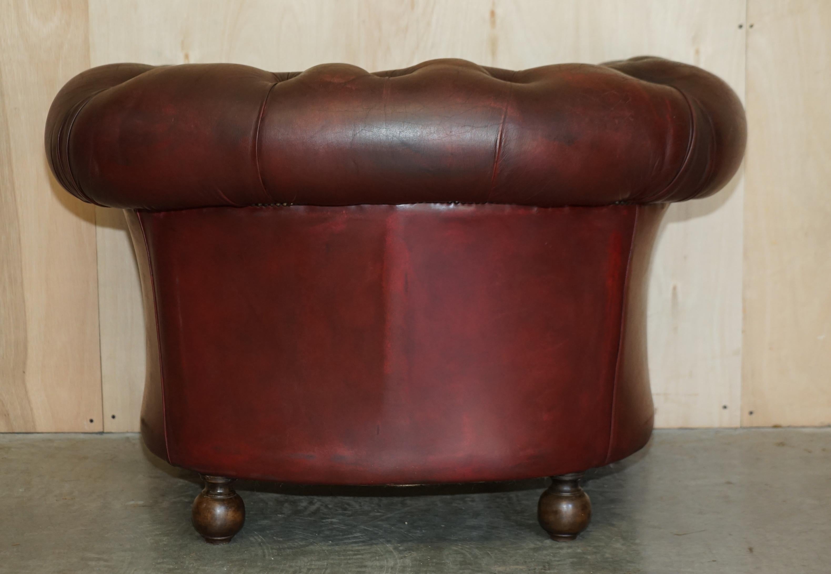 PAIR OF LOVELY ANTIQUE OXBLOOD LEATHER CHESTERFIELD GENTLEMAN'S CLUB ARMCHAiRS For Sale 12