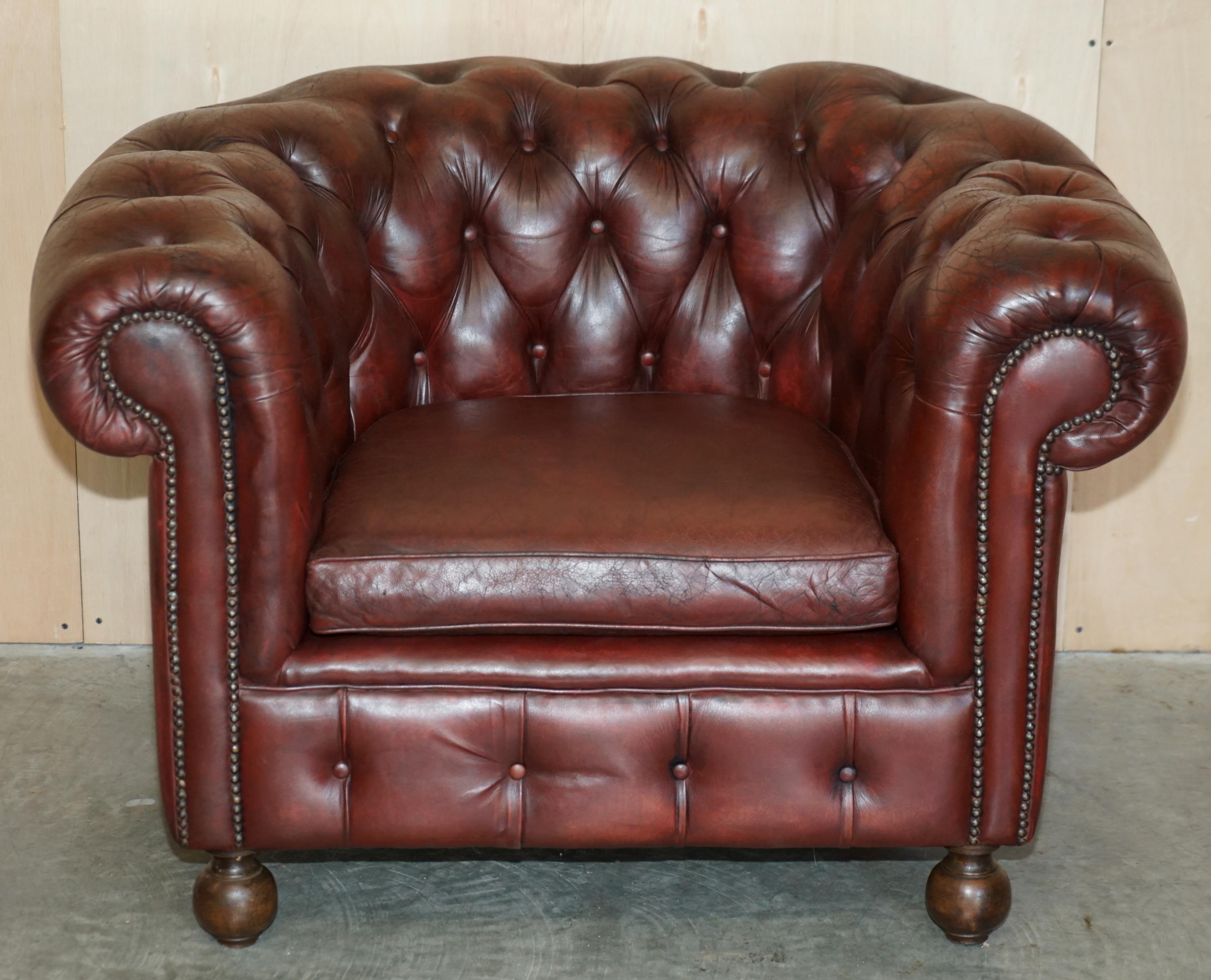 Edwardian PAIR OF LOVELY ANTIQUE OXBLOOD LEATHER CHESTERFIELD GENTLEMAN'S CLUB ARMCHAiRS For Sale