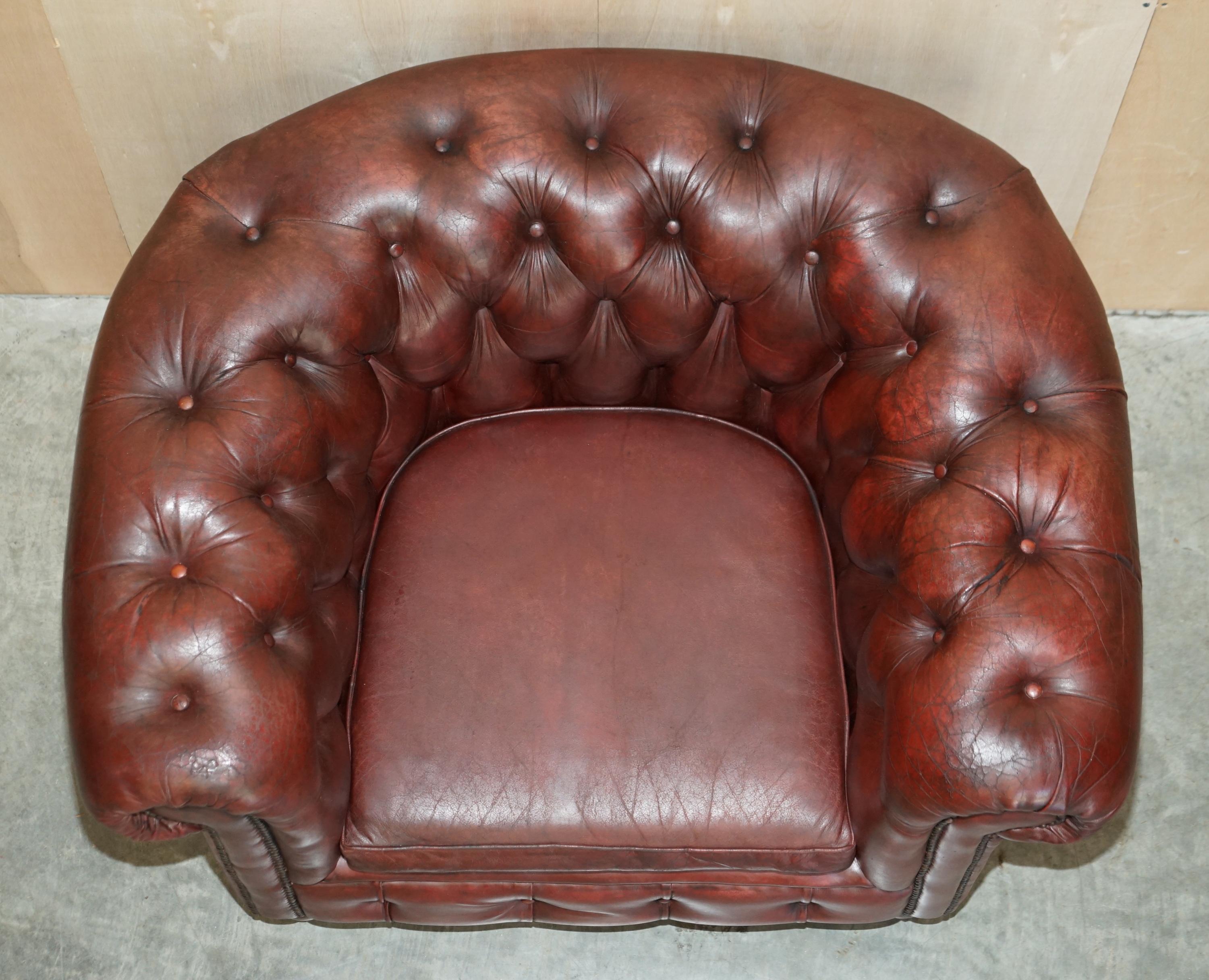 English PAIR OF LOVELY ANTIQUE OXBLOOD LEATHER CHESTERFIELD GENTLEMAN'S CLUB ARMCHAiRS For Sale