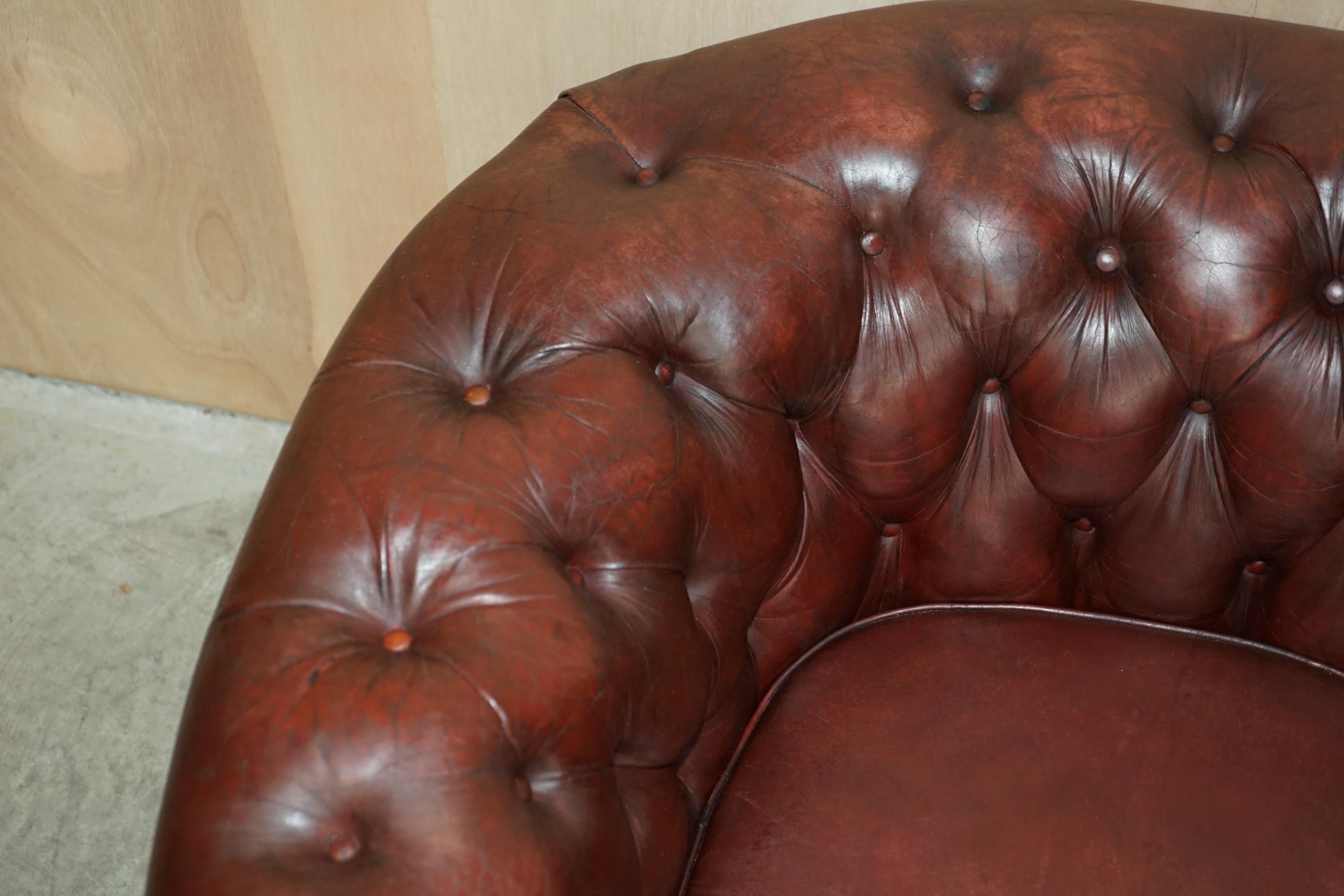 Hand-Crafted PAIR OF LOVELY ANTIQUE OXBLOOD LEATHER CHESTERFIELD GENTLEMAN'S CLUB ARMCHAiRS For Sale