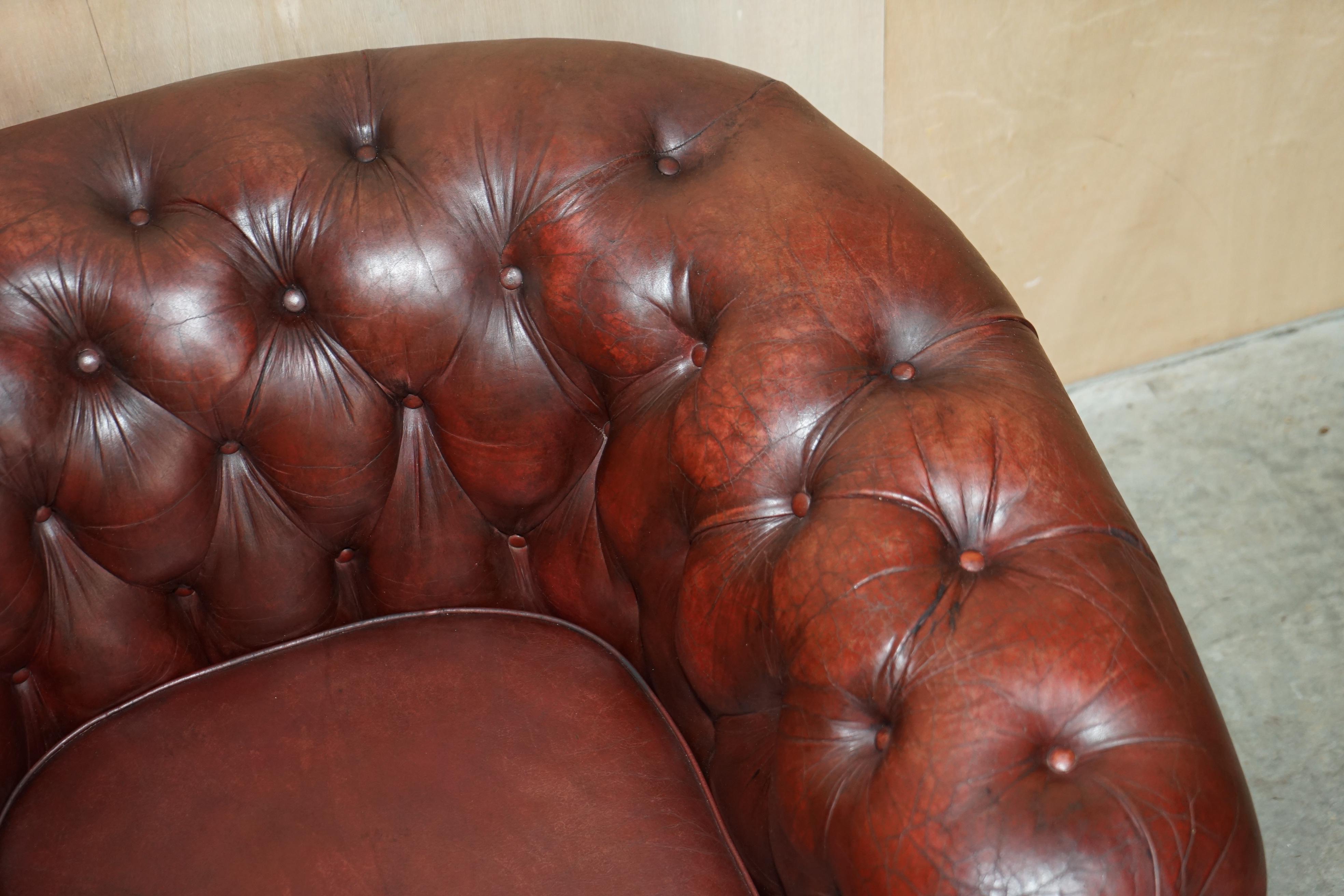 Early 20th Century PAIR OF LOVELY ANTIQUE OXBLOOD LEATHER CHESTERFIELD GENTLEMAN'S CLUB ARMCHAiRS For Sale