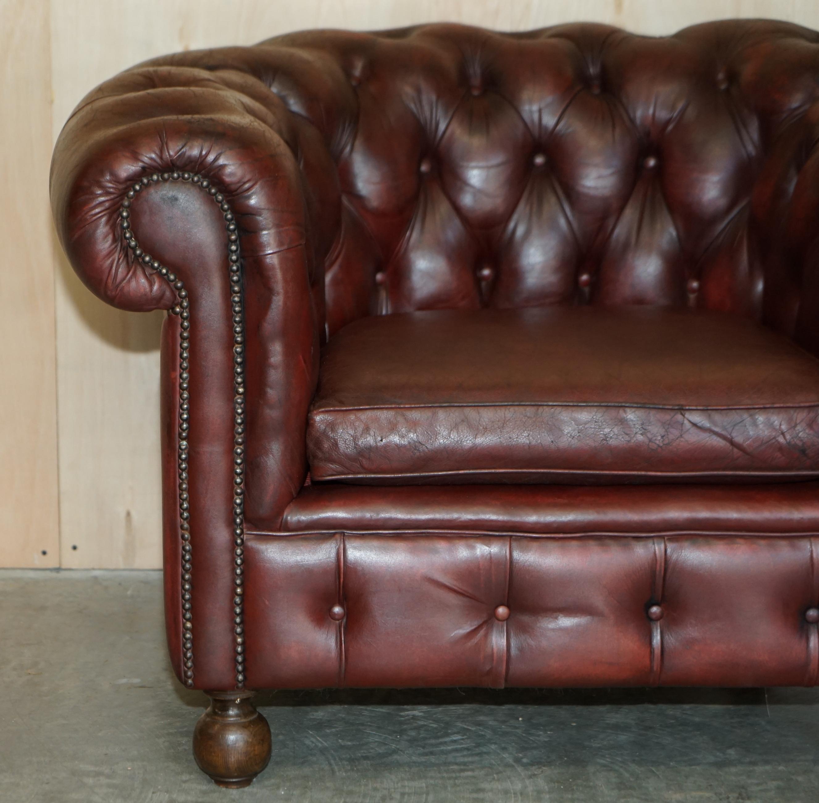 Early 20th Century PAIR OF LOVELY ANTIQUE OXBLOOD LEATHER CHESTERFIELD GENTLEMAN'S CLUB ARMCHAiRS