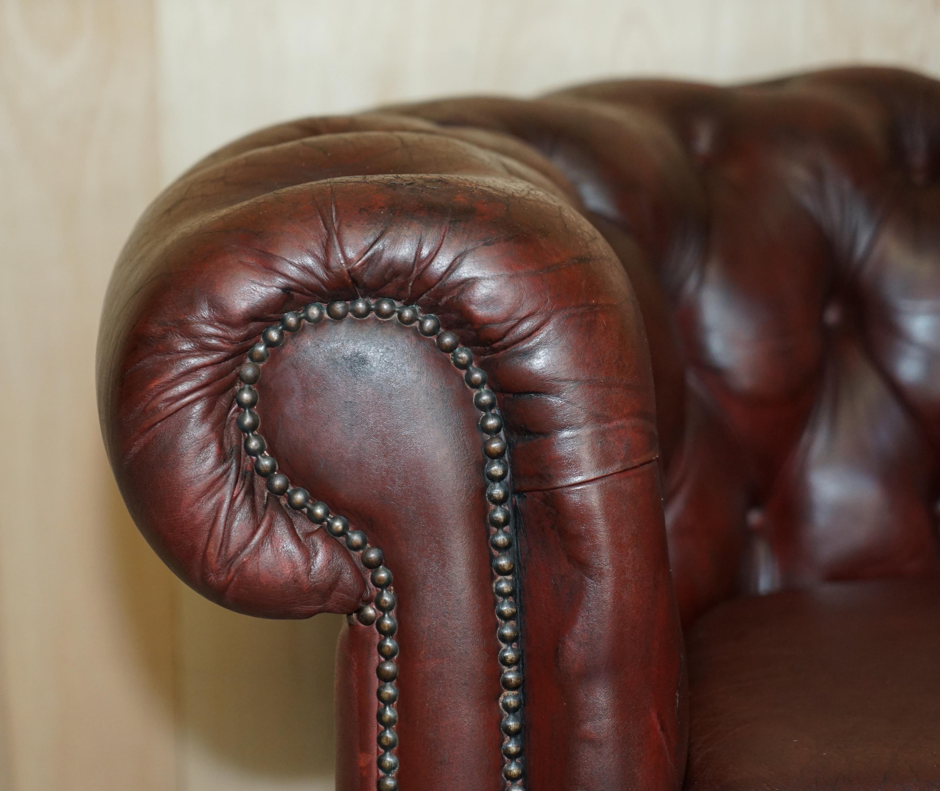 PAIR OF LOVELY ANTIQUE OXBLOOD LEATHER CHESTERFIELD GENTLEMAN'S CLUB ARMCHAiRS For Sale 1