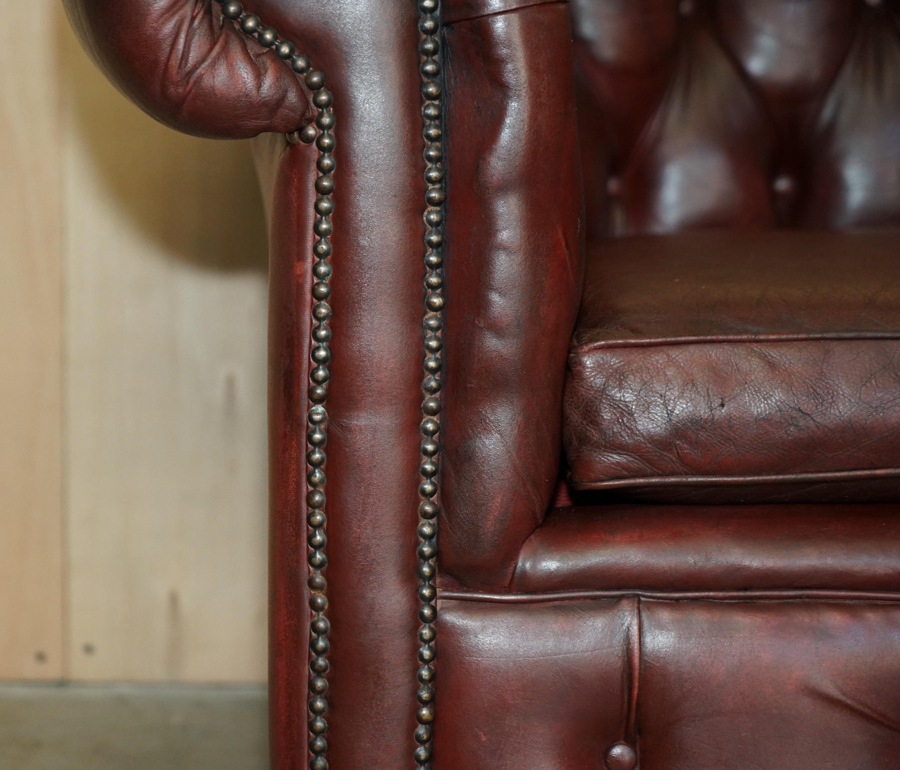 PAIR OF LOVELY ANTIQUE OXBLOOD LEATHER CHESTERFIELD GENTLEMAN'S CLUB ARMCHAiRS For Sale 2