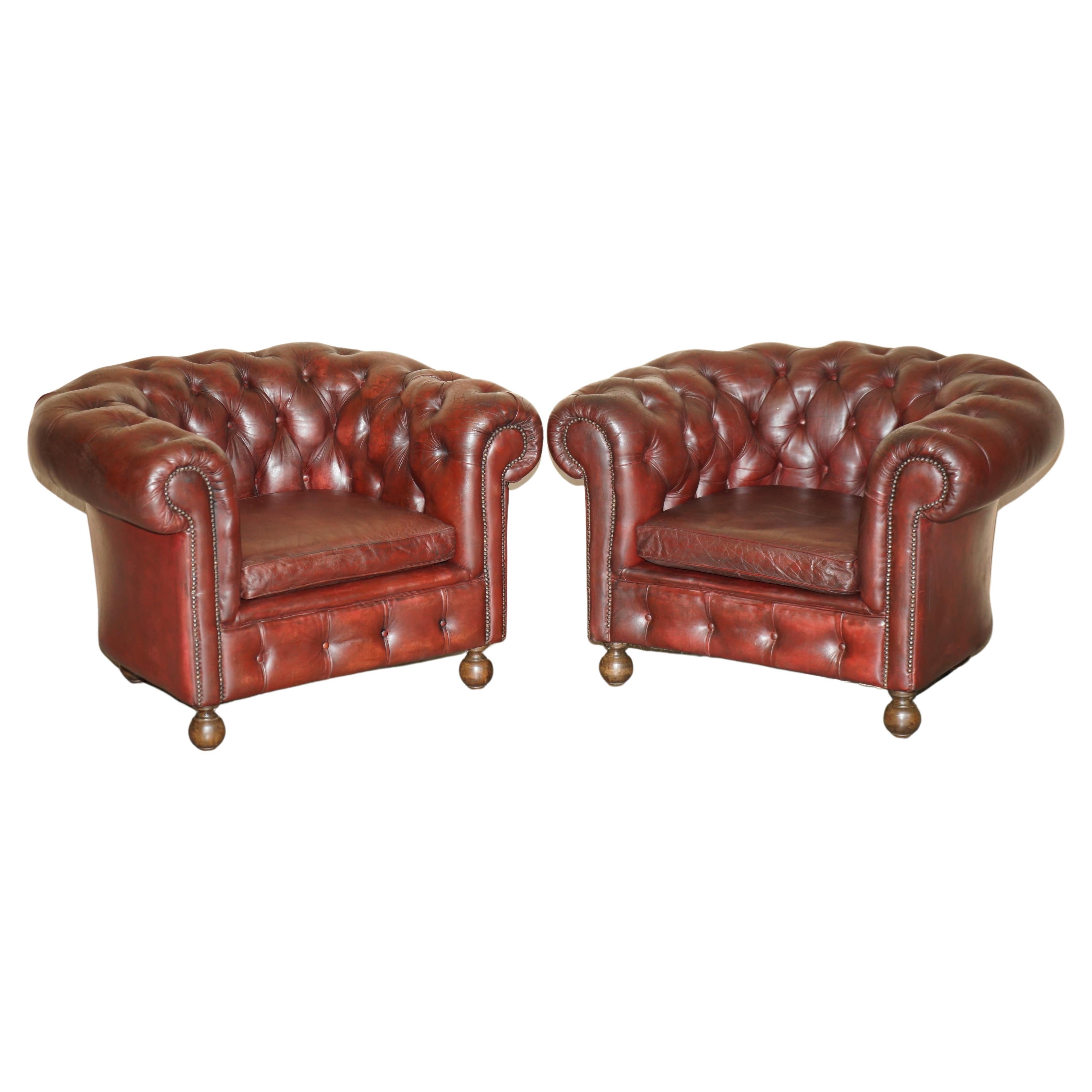 PAIR OF LOVELY ANTIQUE OXBLOOD LEATHER CHESTERFIELD GENTLEMAN'S CLUB ARMCHAiRS For Sale