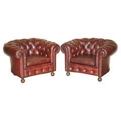 PAIR OF LOVELY ANTIQUE OXBLOOD LEATHER CHESTERFIELD GENTLEMAN'S CLUB ARMCHAiRS