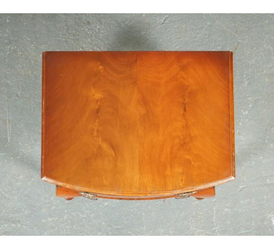 Pair of Lovely Art Deco Walnut Nightstands End Tables Queen Anne Legs In Good Condition In Pulborough, GB