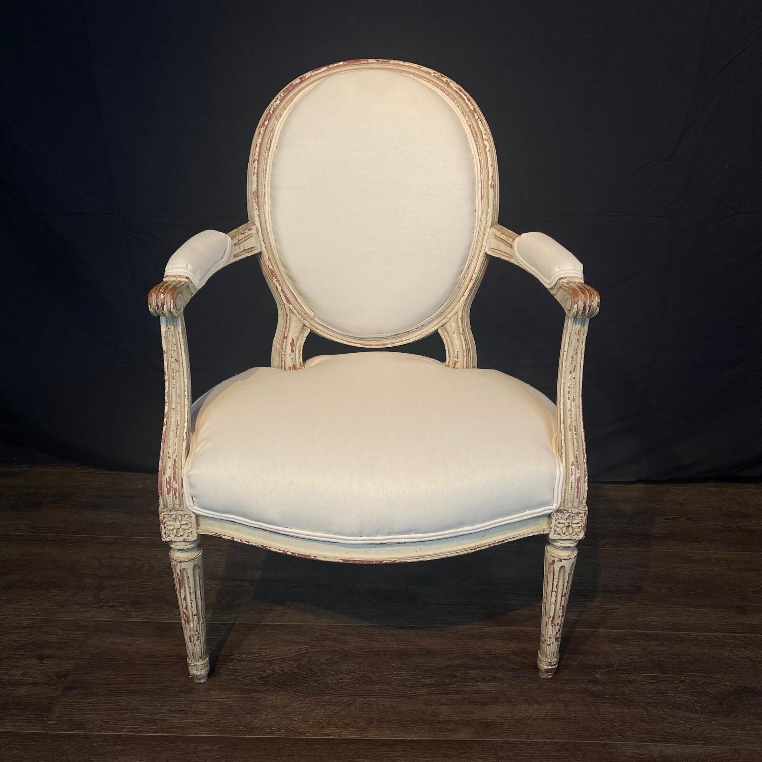 
Poltrone classiche del XIX secolo in stile Luigi XV in noce verniciato color crema, appena rivestite con un tessuto complementare di alta gamma. Vernice originale con una bella patina! Aggiungerà posti a sedere ed eleganza a qualsiasi stanza della
