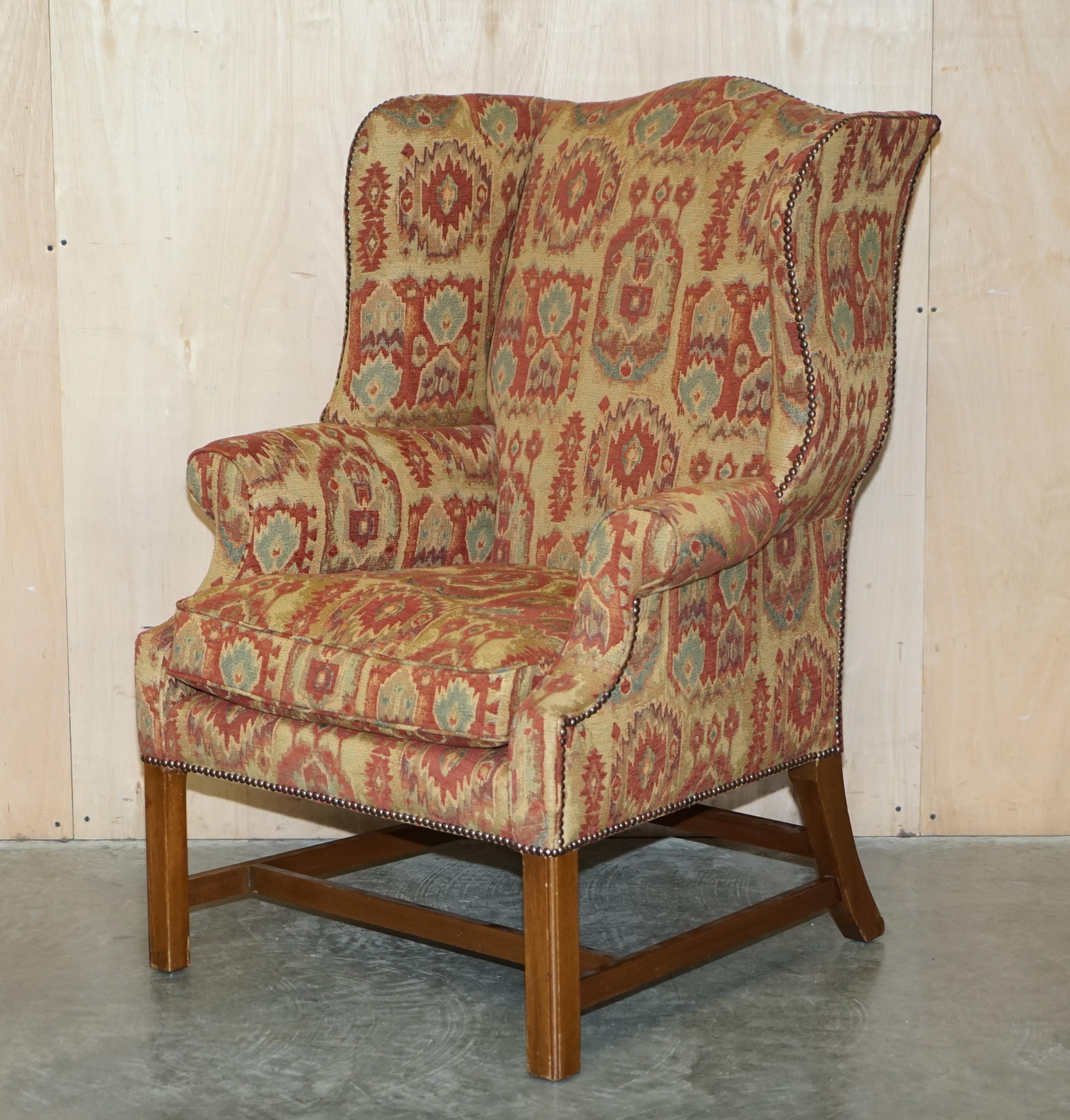 Jolie paire de fauteuils Wingback de style George III avec phosltery à motif Kilim en vente 9