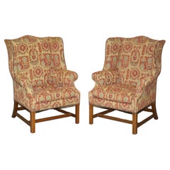 Jolie paire de fauteuils Wingback de style George III avec phosltery à motif Kilim