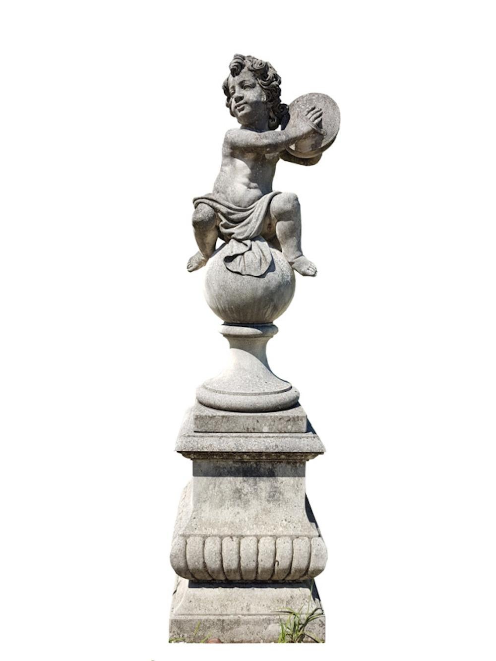 Paire de jolies statues italiennes de jardin en pierre de Putto représentant des musiciens en vente 1