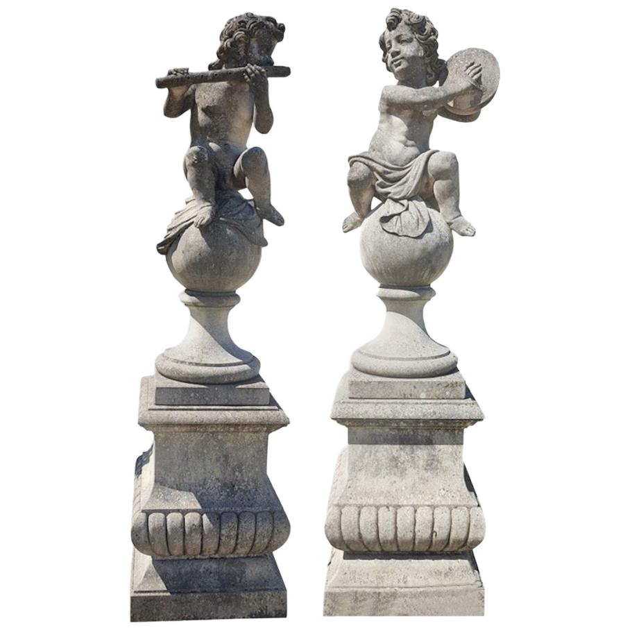 Paire de jolies statues italiennes de jardin en pierre de Putto représentant des musiciens en vente