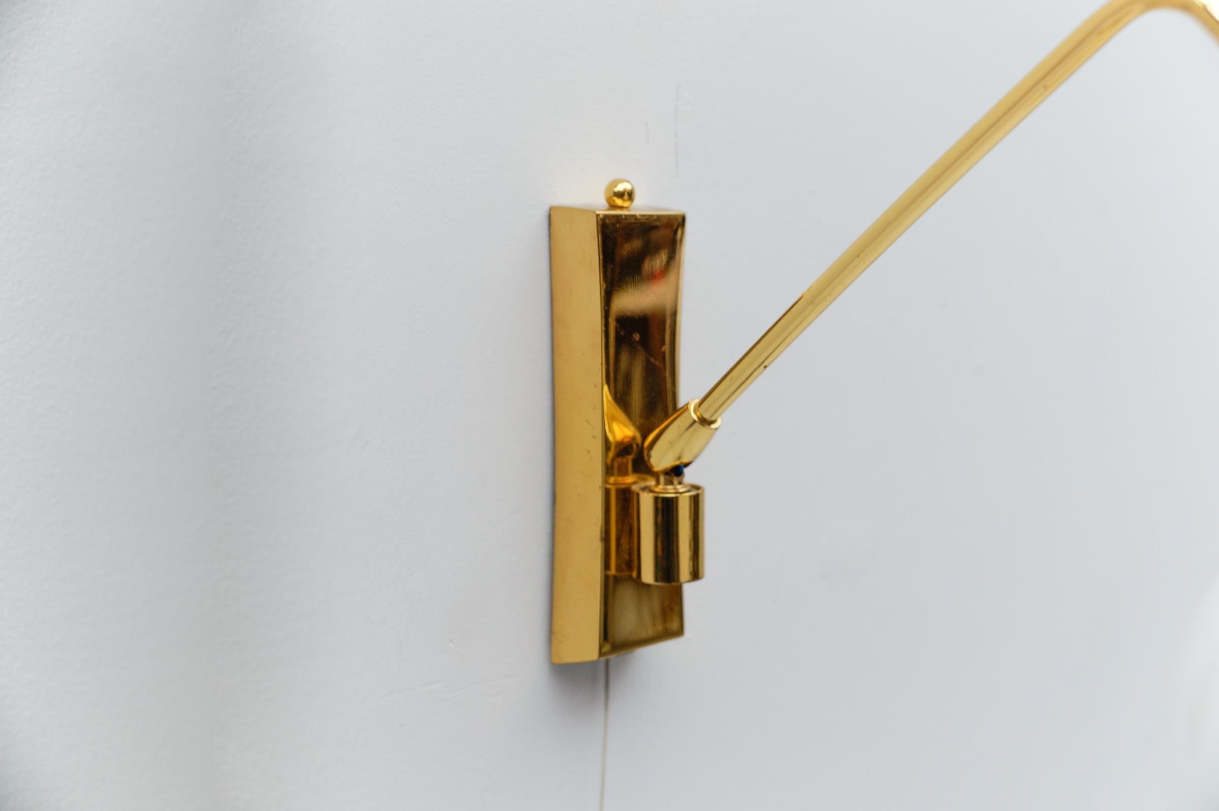 Zwei schöne Wandlampen aus Messing und Milchglas, 1960er Jahre im Angebot 7