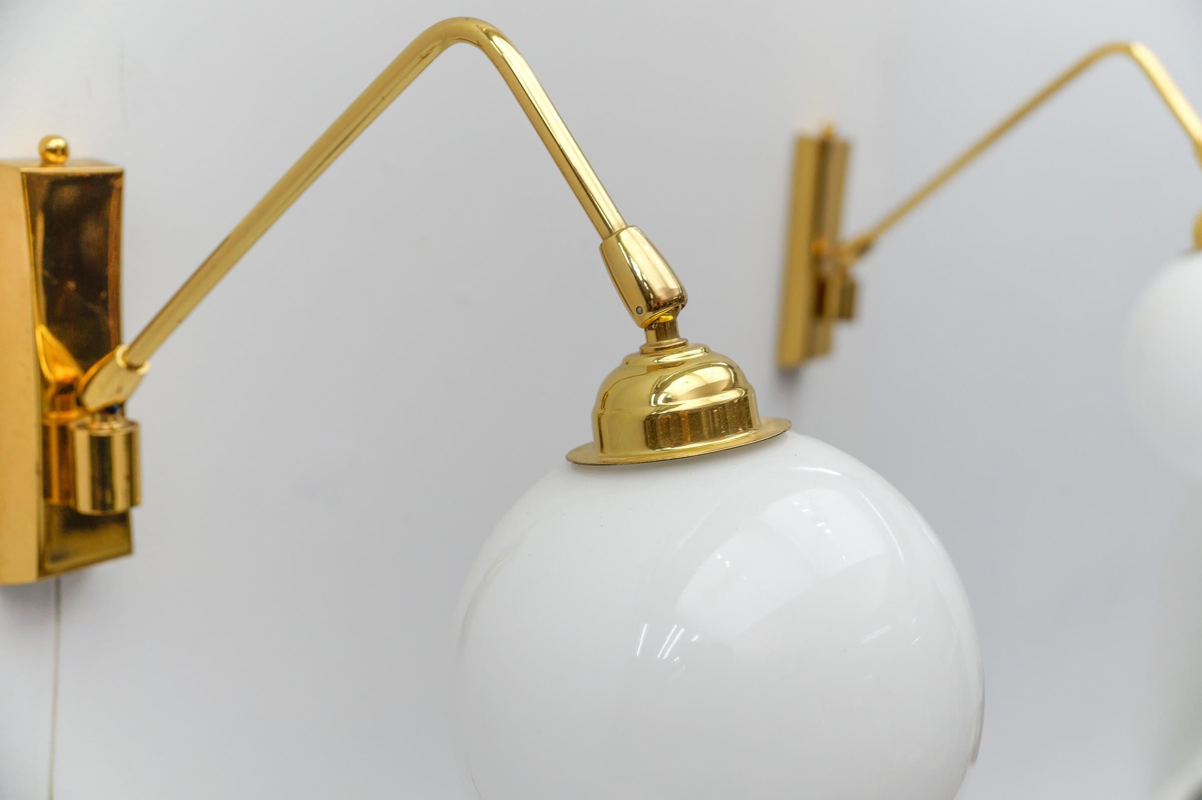 Zwei schöne Wandlampen aus Messing und Milchglas, 1960er Jahre im Angebot 8