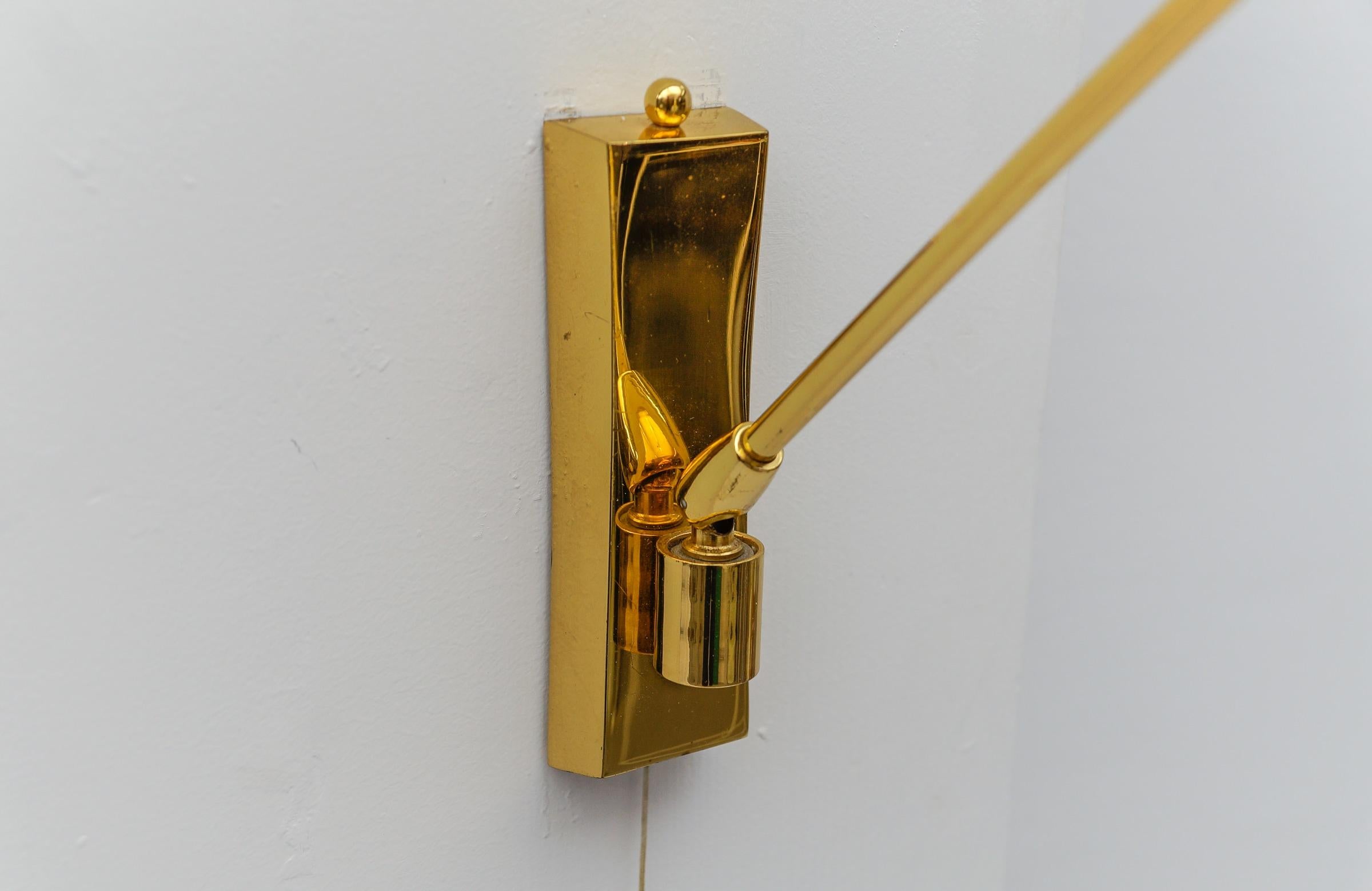 Zwei schöne Wandlampen aus Messing und Milchglas, 1960er Jahre im Angebot 9
