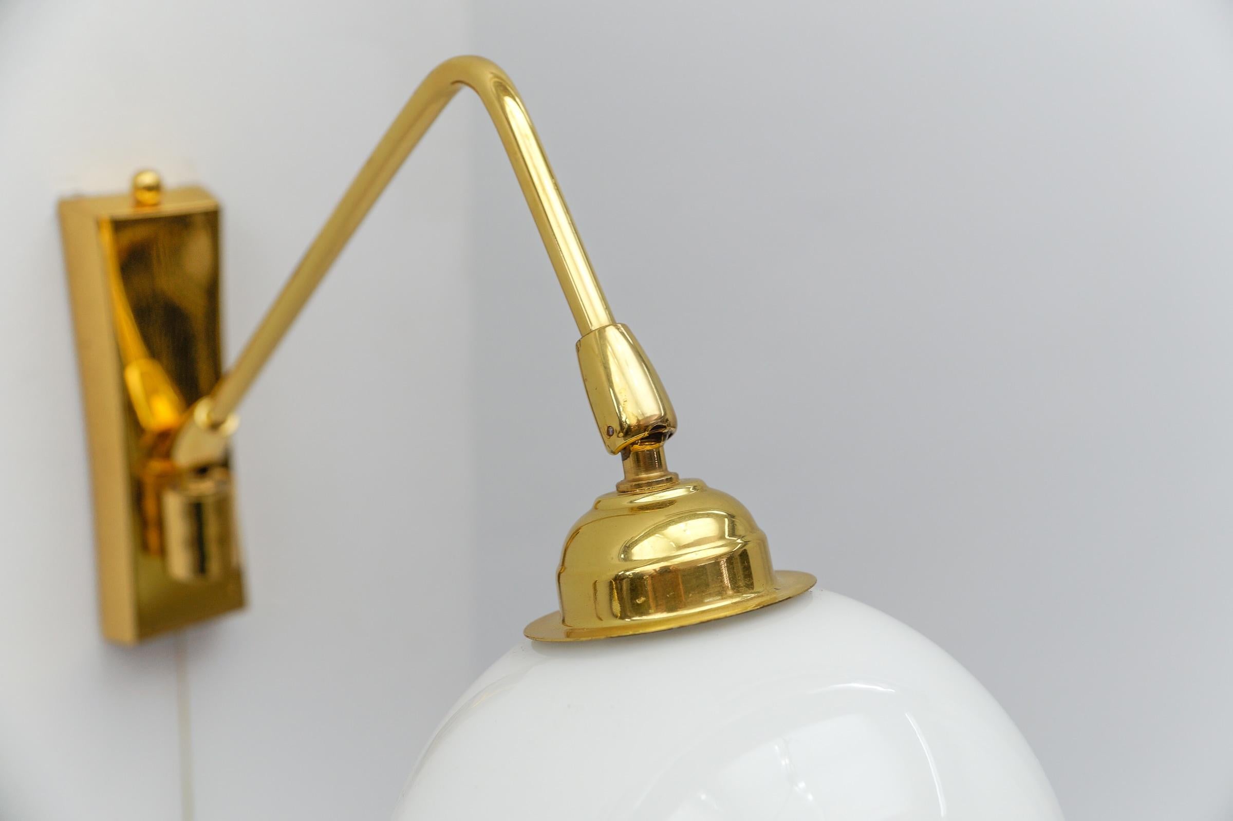 Zwei schöne Wandlampen aus Messing und Milchglas, 1960er Jahre im Angebot 10