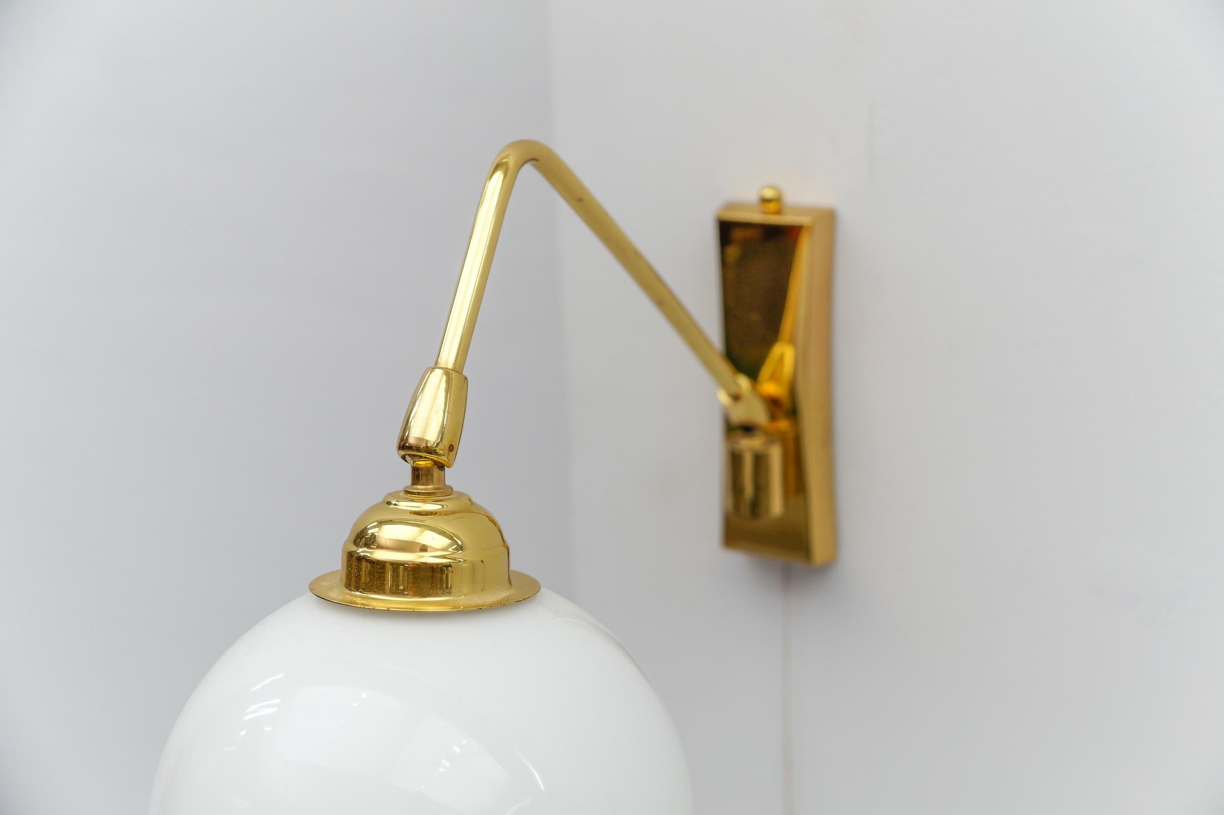 Zwei schöne Wandlampen aus Messing und Milchglas, 1960er Jahre im Angebot 11