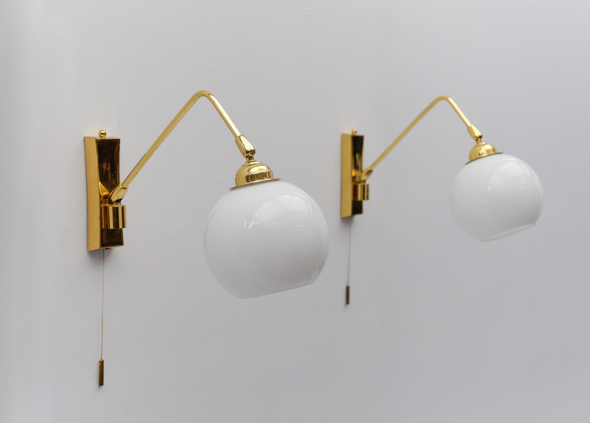Zwei große moderne Wandlampen aus Messing und Opalglas, 1950er Jahre

Die Tiefe variiert zwischen 21 cm und 34 cm, je nach Position der Lampe.

Die Lampen sind mit je 4x E27 Edison Schraubglühbirnen ausgeführt. Es ist in funktionstüchtigem Zustand.