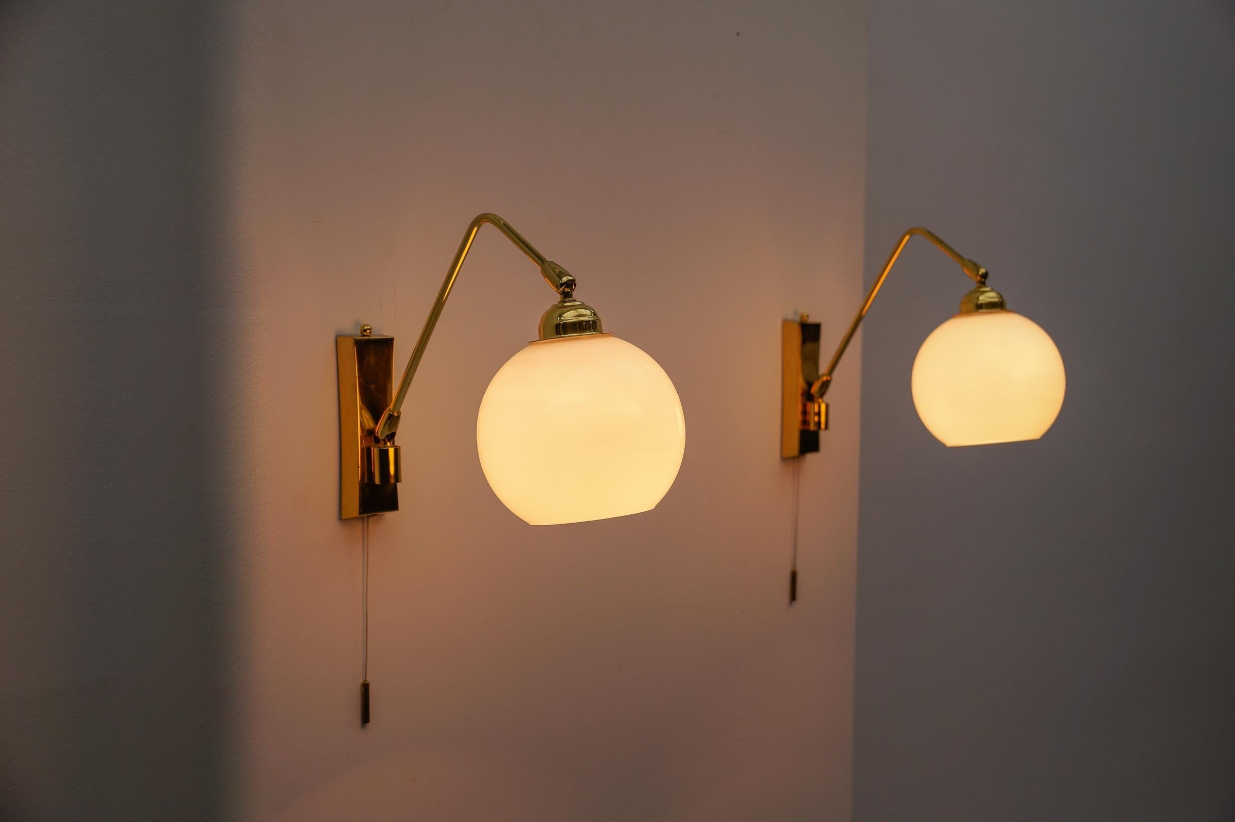 Zwei schöne Wandlampen aus Messing und Milchglas, 1960er Jahre (Moderne der Mitte des Jahrhunderts) im Angebot
