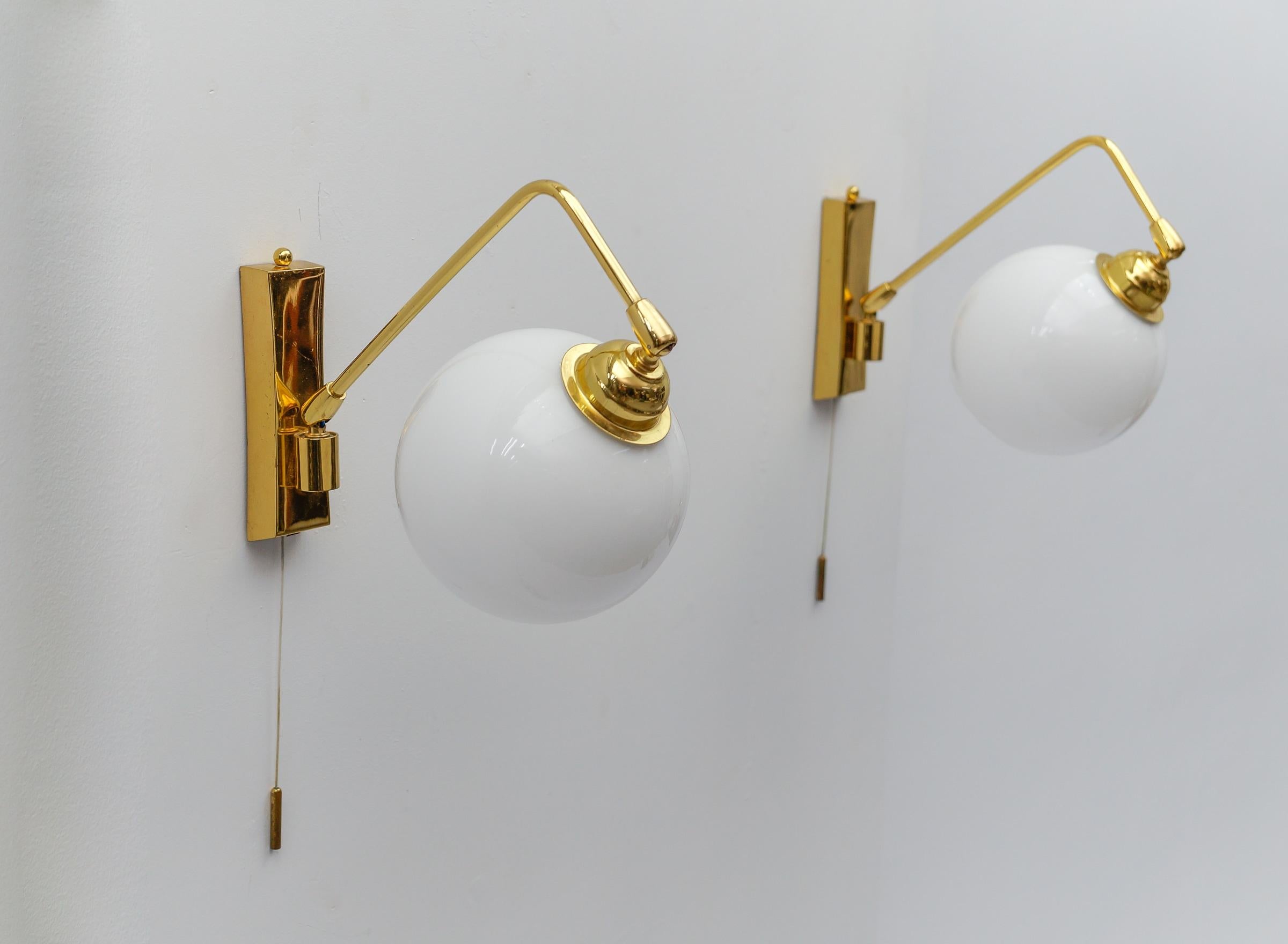 Zwei schöne Wandlampen aus Messing und Milchglas, 1960er Jahre im Angebot 1