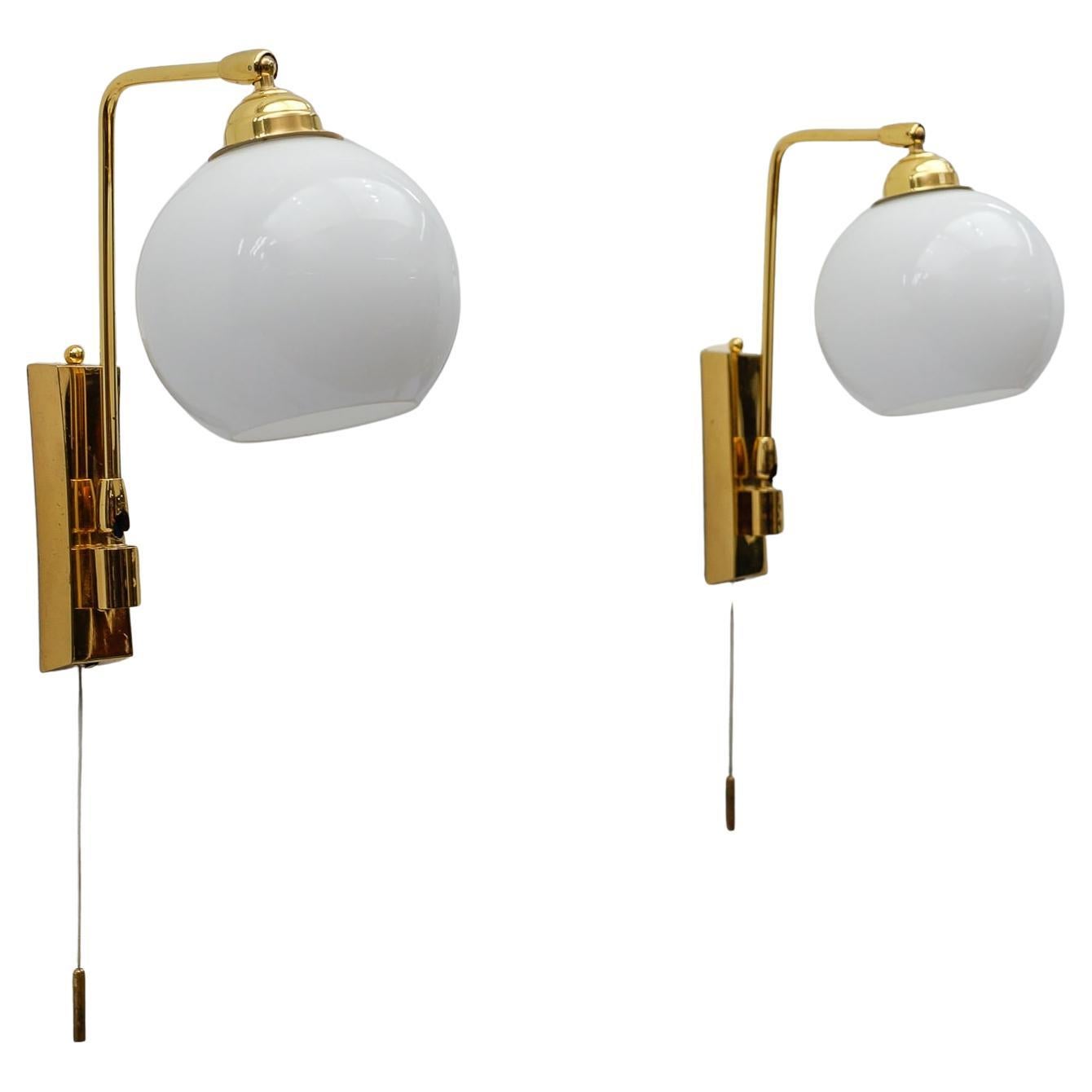 Zwei schöne Wandlampen aus Messing und Milchglas, 1960er Jahre im Angebot
